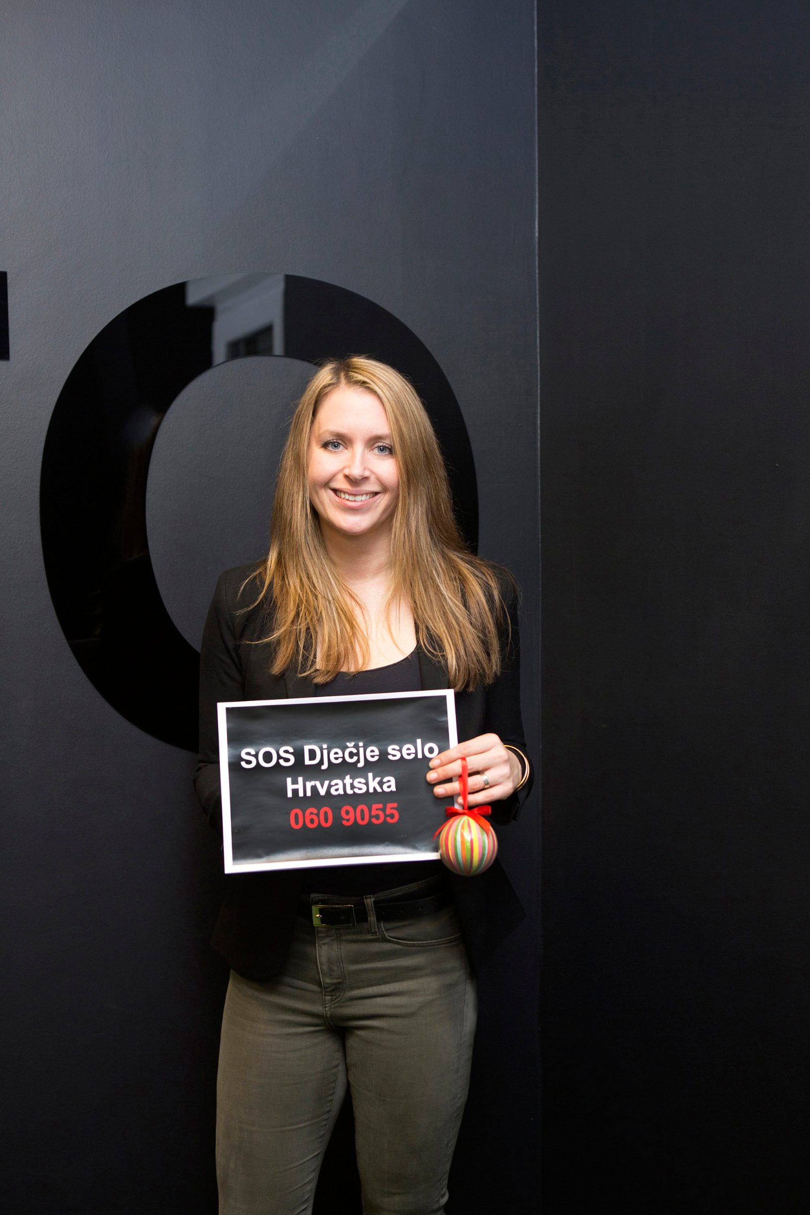 Zagreb, 051219.
Kata Marunica, arhitektica snimljena u svom uredu  s najdrazim ukrasom za Bozic.
Foto: Ivan Posavec / CROPIX