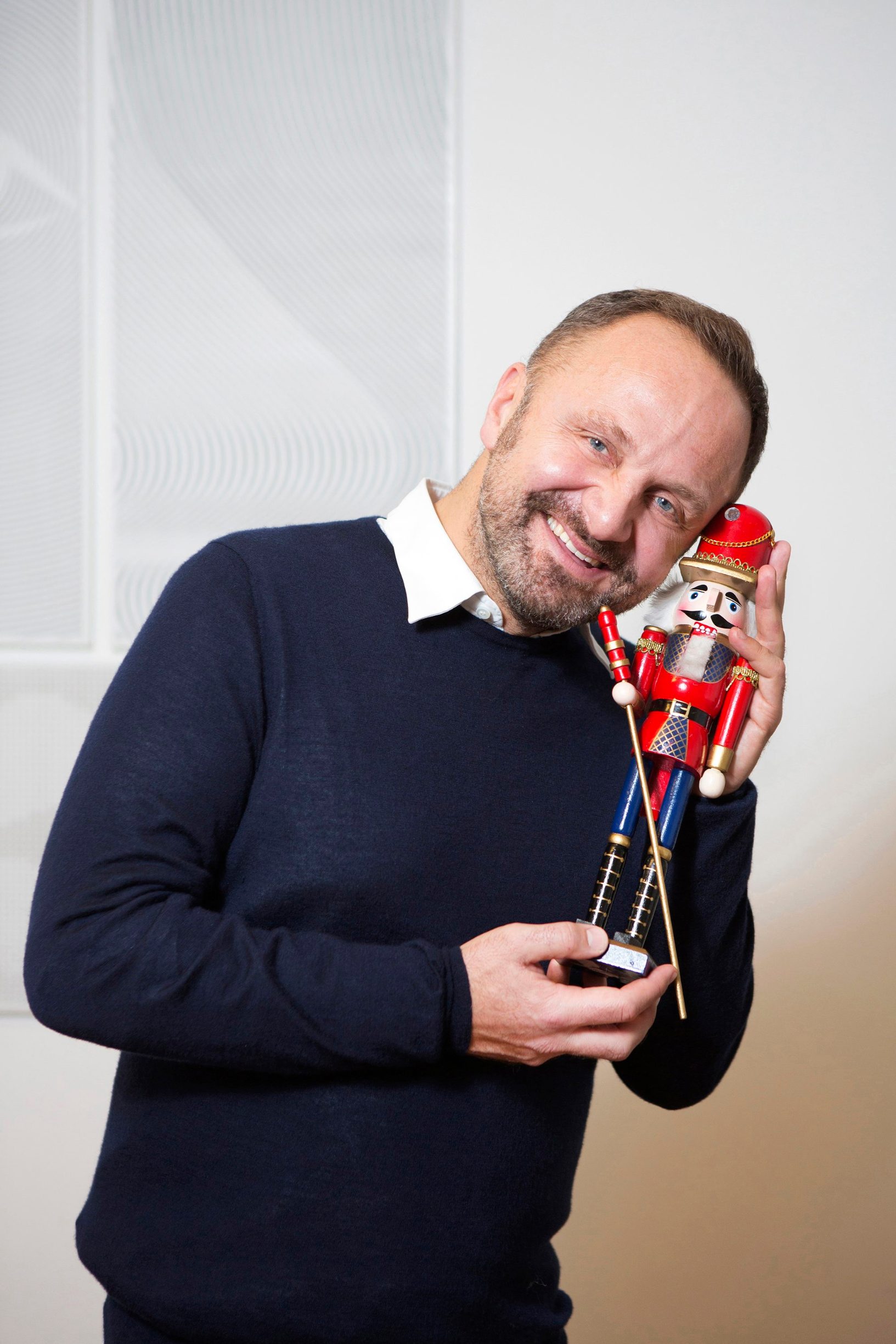 Zagreb, 031219.
Doktor Nikola Milojevic, estetski kirurg snimljen u svojoj poliklinici s najdrazim ukrasom za Bozic.
Foto: Ivan Posavec / CROPIX