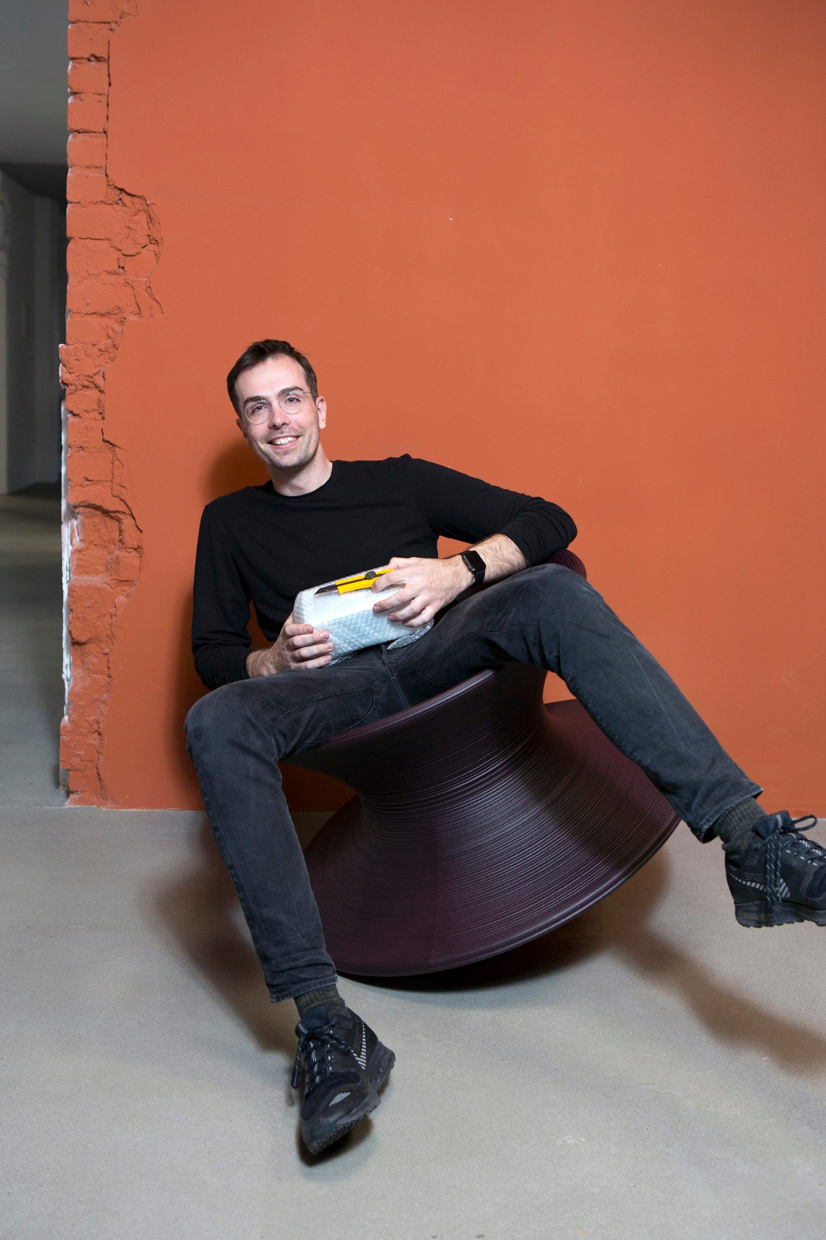 Zagreb, 041219.
Arhitekt Pero Vukovic snimljen u svom arhitektonskom uredu s najdrazim predmetom za Bozic.
Foto: Ivan Posavec / CROPIX