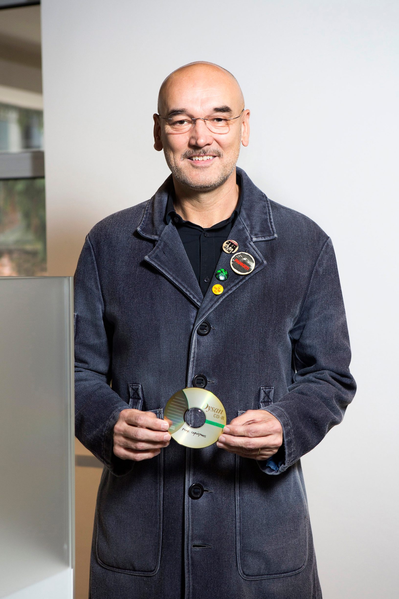 Zagreb, 061219.
Arhitekt Tomislav Curkovic snimljen u svom uredu s najdrazim predmetom za Bozic.
Foto: Ivan Posavec / CROPIX