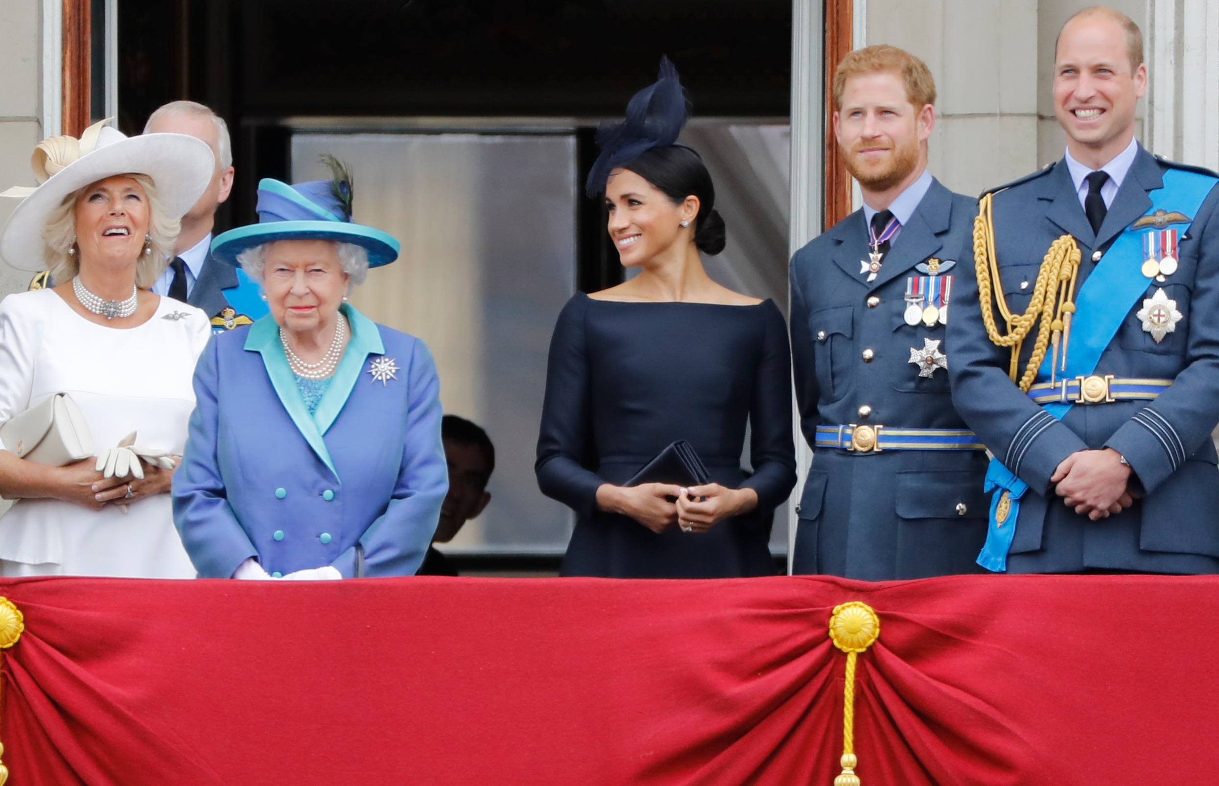 (L-R) Britain's Prince Charles, Prince of Wales, Britain's Camilla, Duchess of Cornwall, Britain's Queen Elizabeth II, Britain's Meghan, Duchess of Sussex, Britain's Prince Harry, Duke of Sussex, Britain's Prince William, Duke of Cambridge and Britain's Catherine, Duchess of Cambridge stand on the balcony of Buckingham Palace on July 10, 2018 to watch a military fly-past to mark the centenary of the Royal Air Force (RAF). - The Queen and members of the royal family took part a series of engagements on July 10 to mark the centenary of the Royal Air Force. (Photo by Tolga AKMEN / AFP)