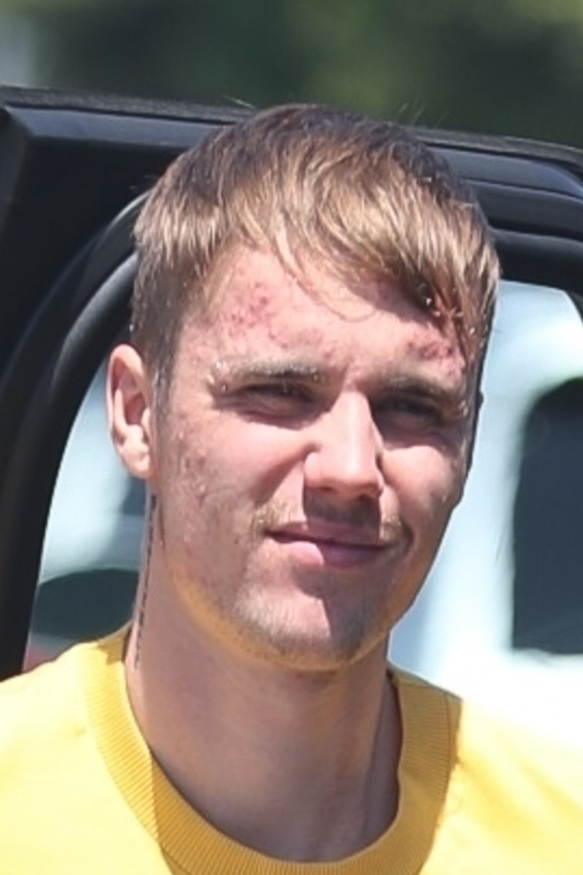 Beverly Hills, CA  - Justin Bieber is out in Beverly Hills doing some promotional work for his Drew clothing brand. JB, who rocks a yellow Drew hoodie, hands out sheets of Drew stickers to fans and photographers in the 90210.

BACKGRID USA 20 AUGUST 2019, Image: 466389924, License: Rights-managed, Restrictions: , Model Release: no, Credit line: TheHollywoodFix.com / BACKGRID / Backgrid USA / Profimedia