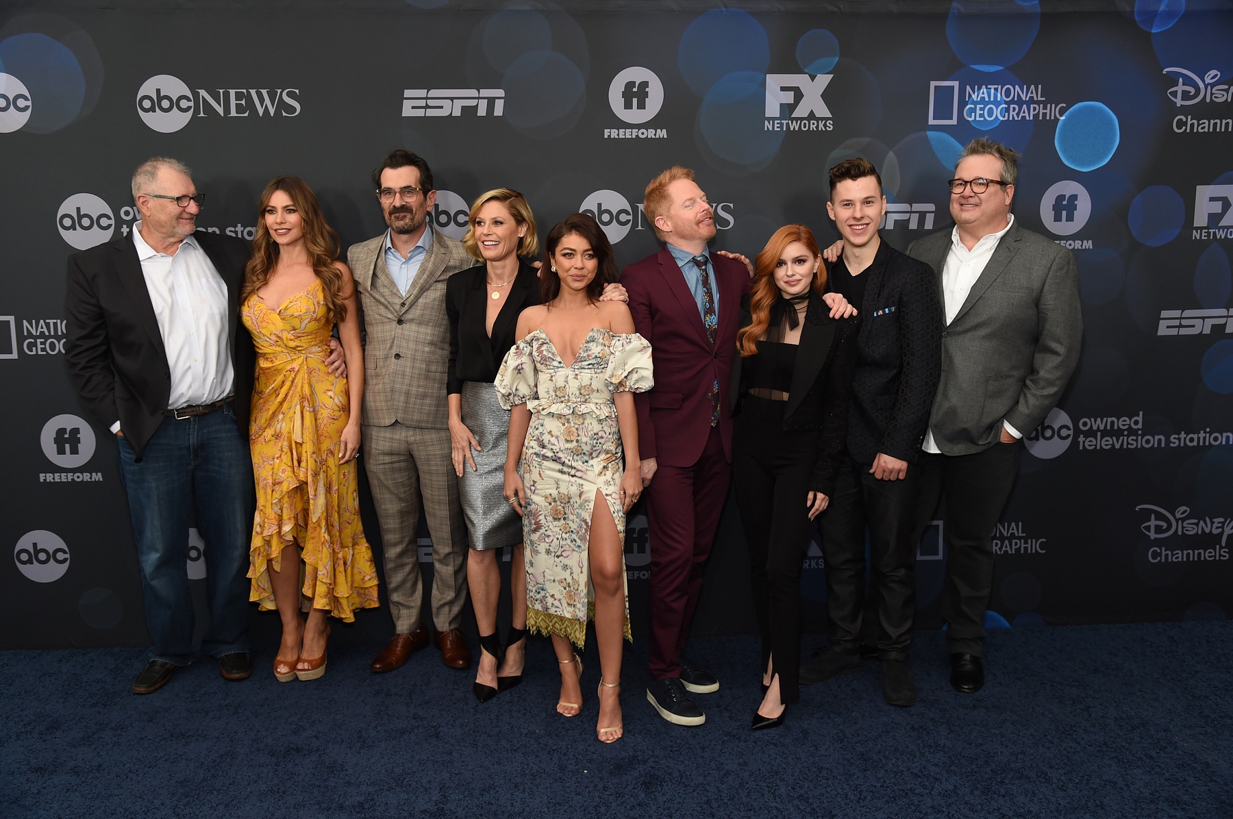 NEW YORK, NEW YORK - MAY 14: (L-R) Ed O'Neill, Sofia Vergara, Ty Burrell, Julie Bowen, Sarah Hyland, Jesse Tyler Fergussion, Ariel Winter, Nolan Gould and Eric Stonestreet attend the ABC Walt Disney Television Upfront on May 14, 2019 in New York City. (Photo by Jamie McCarthy/Getty Images)
