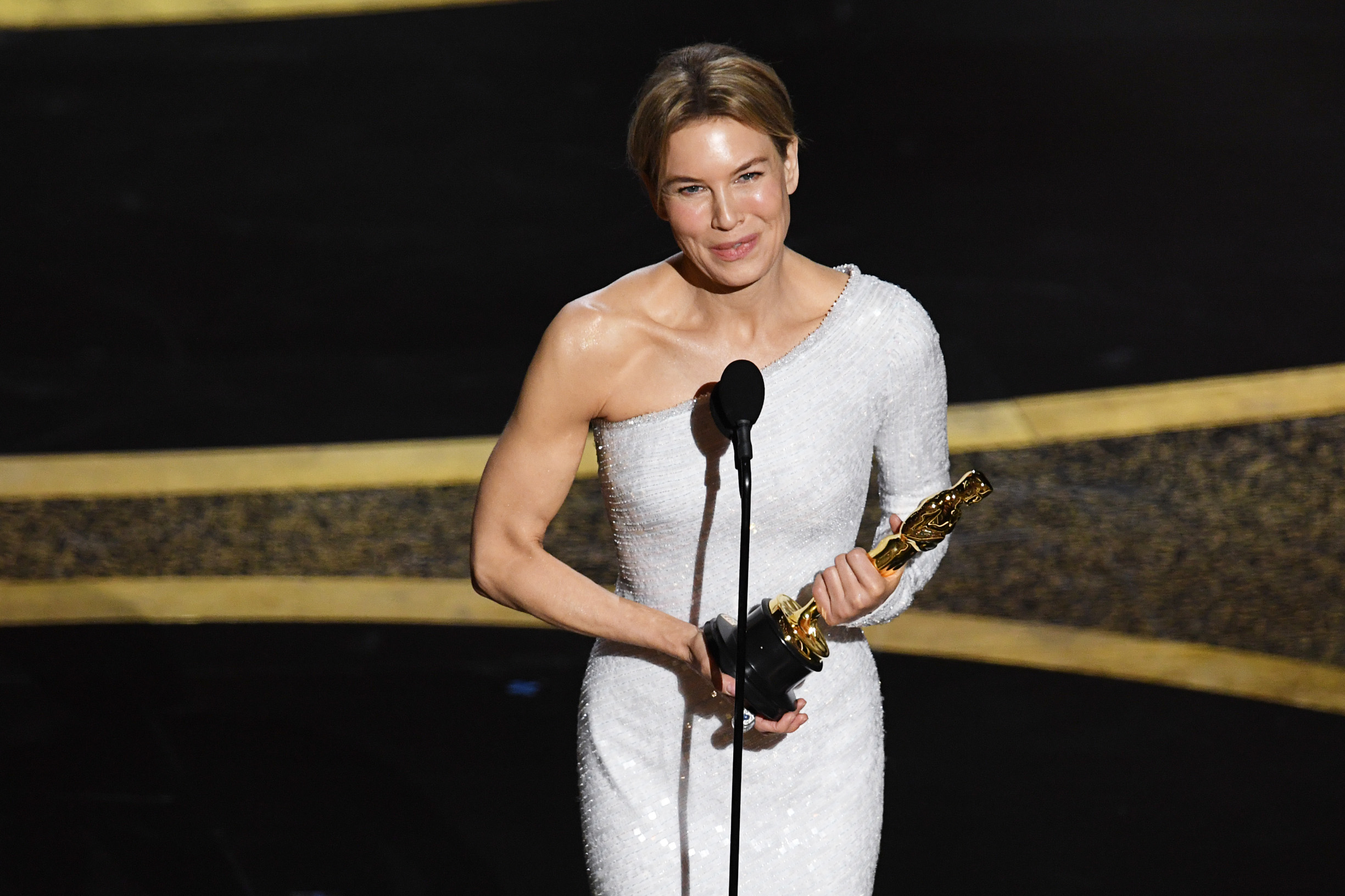 HOLLYWOOD, CALIFORNIA - FEBRUARY 09: Renée Zellweger accepts the Actress in a Leading Role award for 'Judy' onstage during the 92nd Annual Academy Awards at Dolby Theatre on February 09, 2020 in Hollywood, California. (Photo by Kevin Winter/Getty Images)