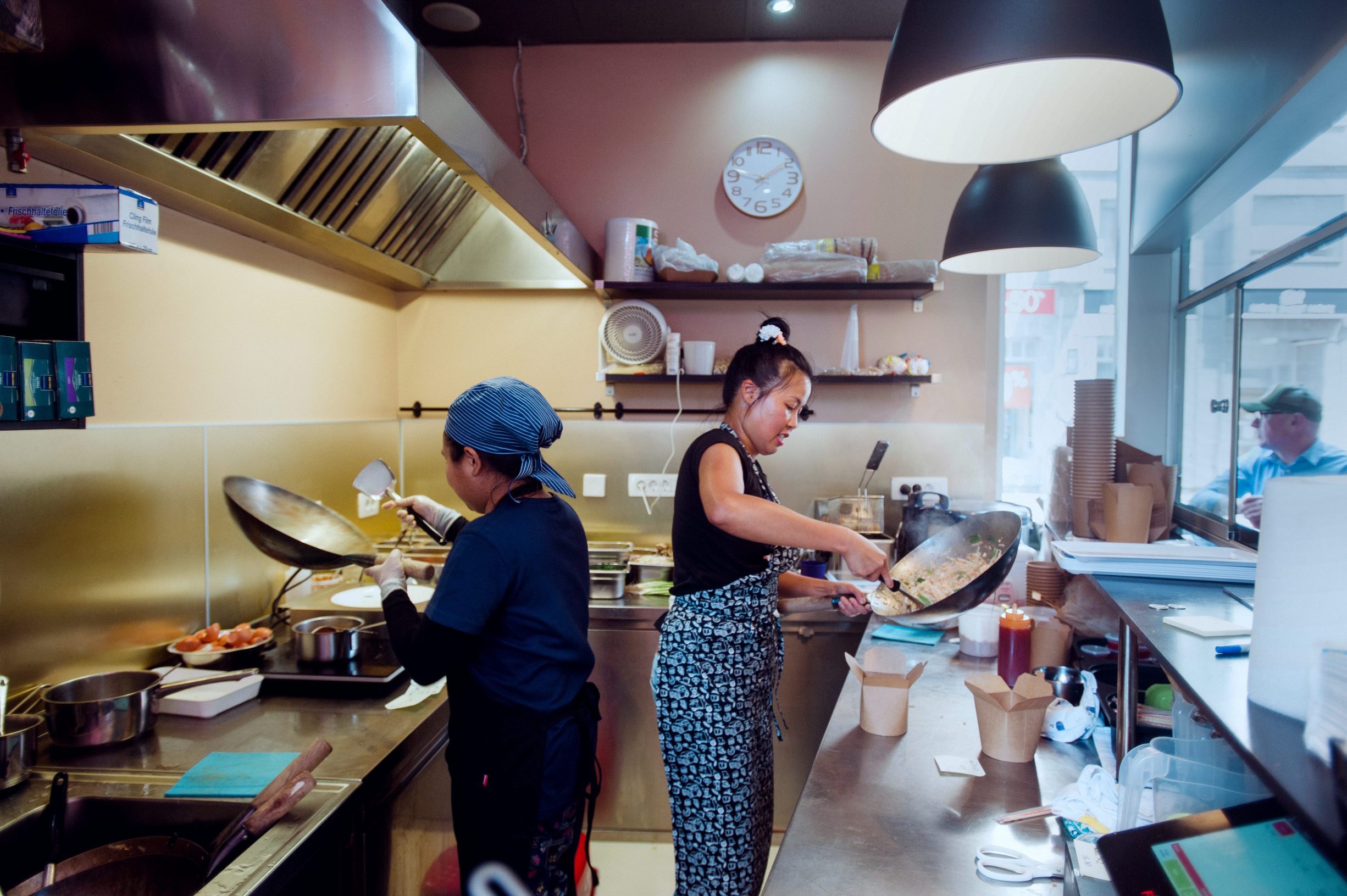 Zagreb , 050719.
Tajlandski restoran Khaos na Iblerovom trgu. Na slici su kuharice Saralee Madnui i Irin Ranpai.
Foto: Marko Miscevic / Cropix