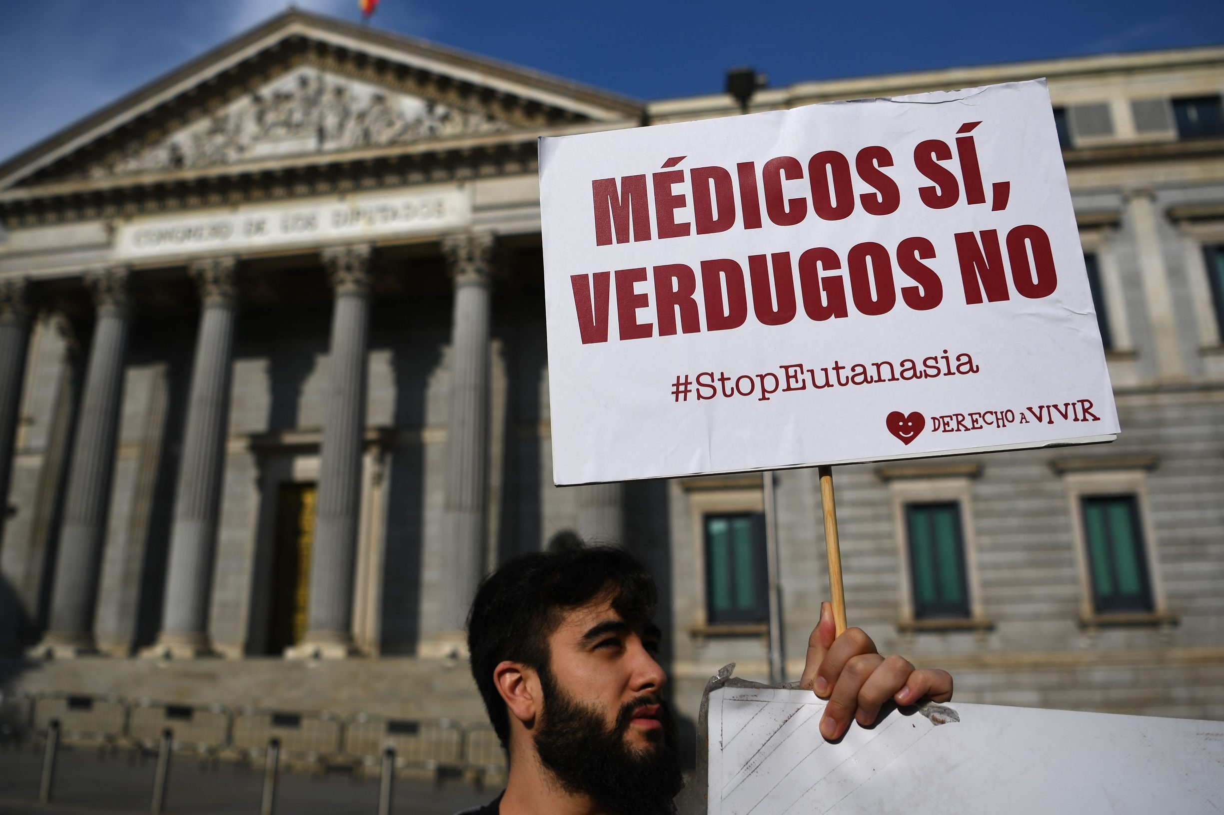 Prosvjednik protiv prava na eutanaziju ispred španjolskog parlamenta