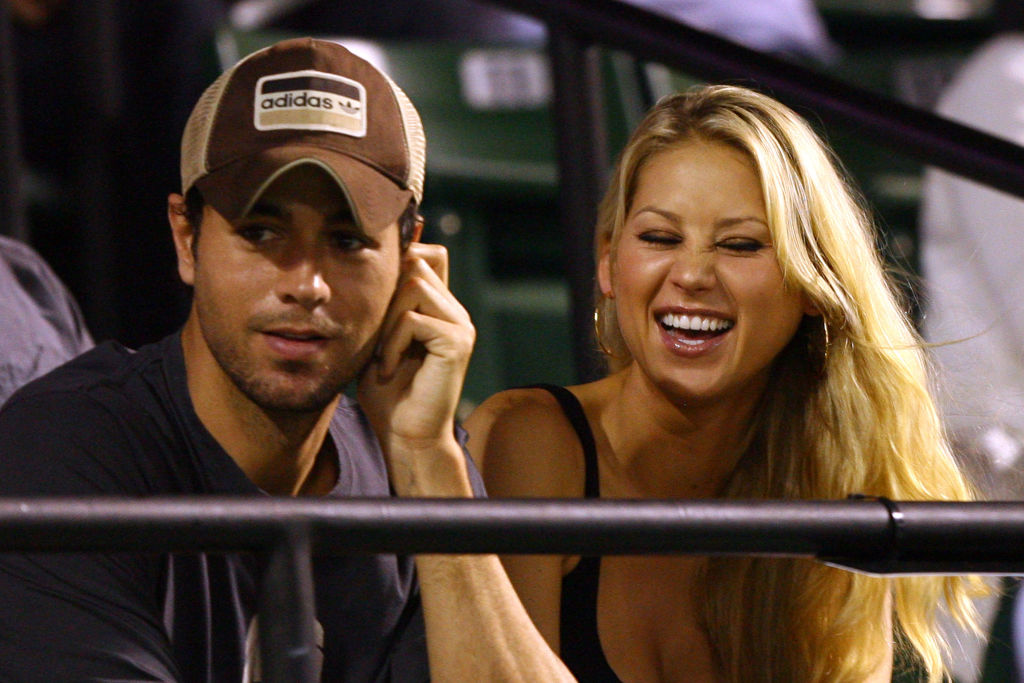 KEY BISCAYNE, FL - APRIL 02:  Enrique Iglesias and girlfriend Anna Kournikova watch as Venus Williams plays her semifinal match against Serena Williams at the Sony Ericsson Open at the Crandon Park Tennis Center on April 2, 2009 in Key Biscayne, Florida.  (Photo by Al Bello/Getty Images)