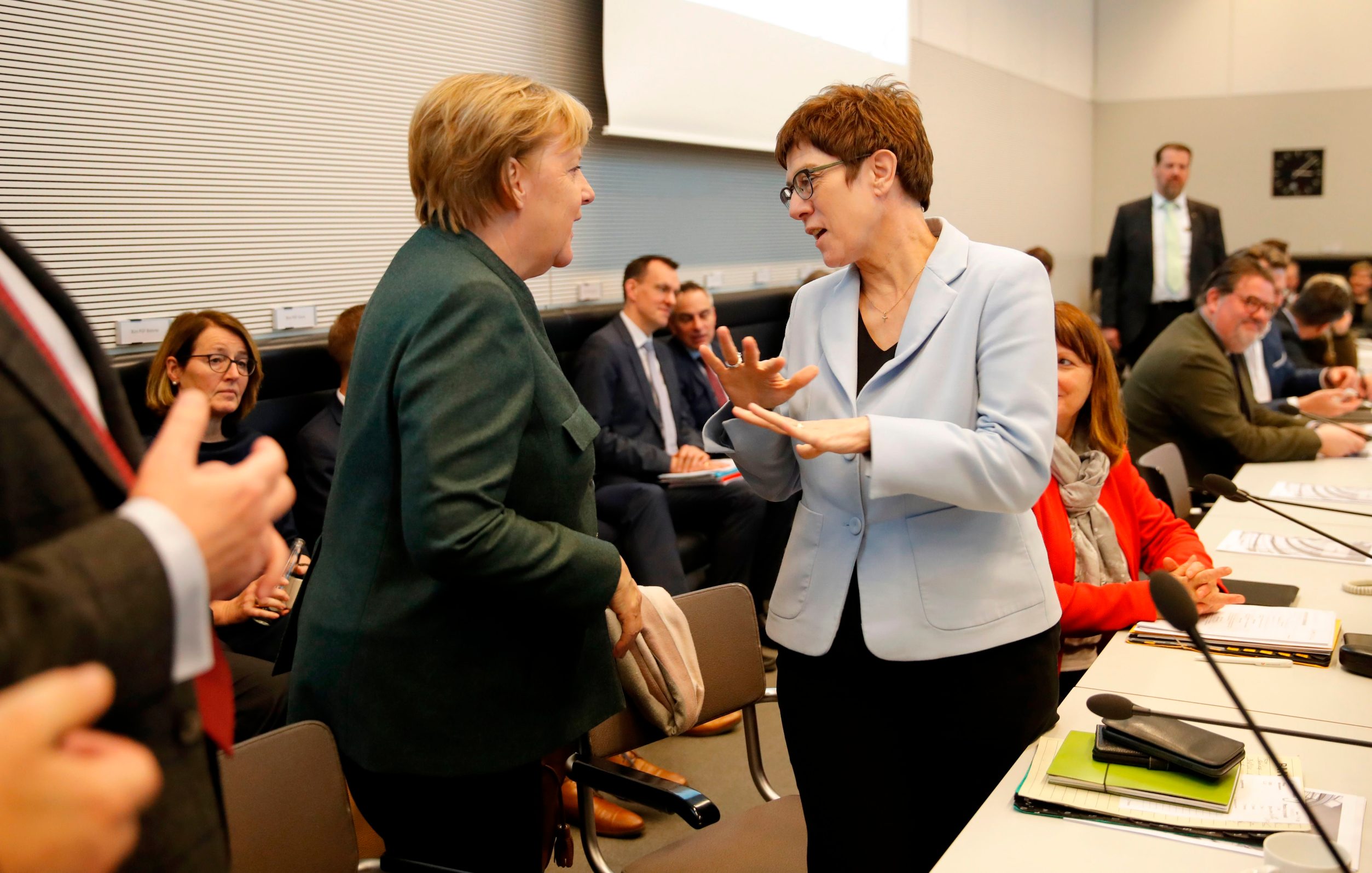 Nakon što je ostavku s mjesta predsjednice CDU-a dala Annegret Kramp-Karrenbauer (desno), sada se kancelarski položaj trese i Angeli Merkel