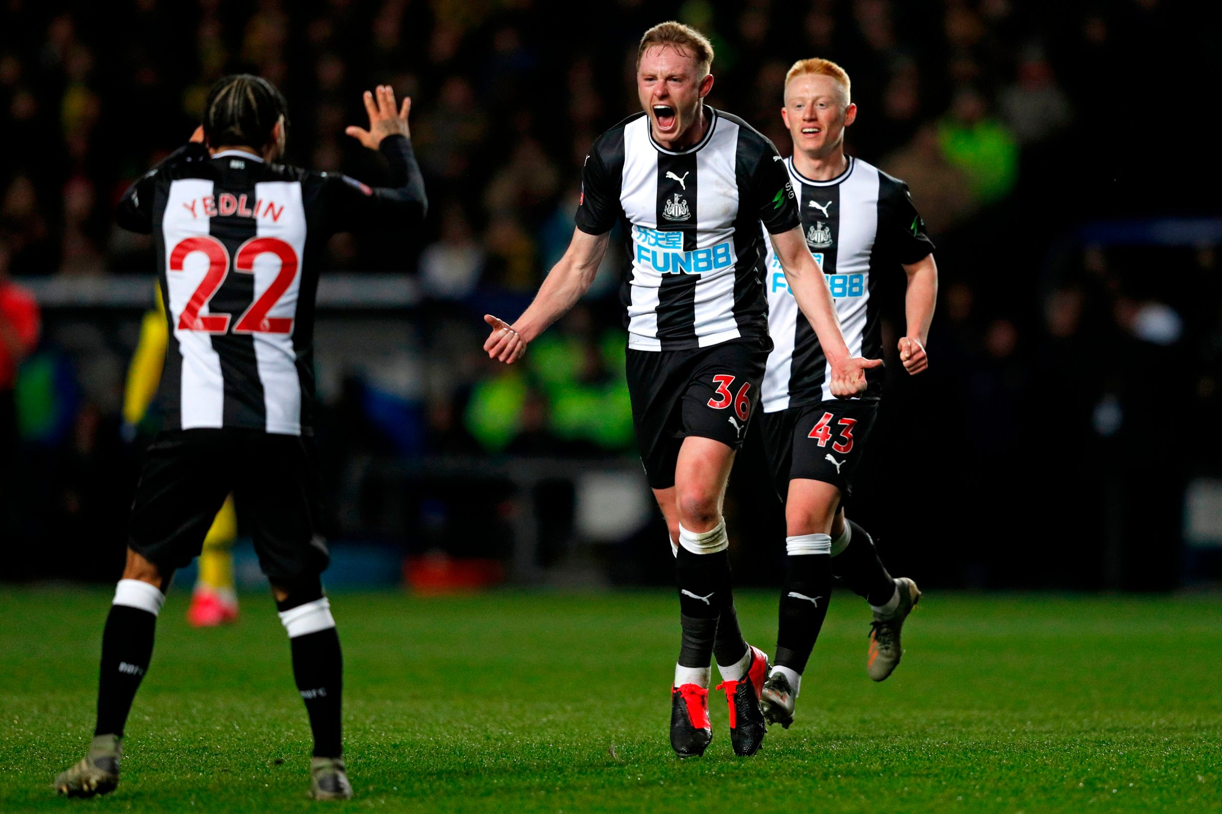 Newcastle United's English midfielder Sean Longstaff (C) celebrates with teammates after scoring the opening goal of the FA Cup fourth round replay football match between Oxford United and Newcastle United at the Kassam Stadium in Oxford, west of London, on February 4, 2020. (Photo by Adrian DENNIS / AFP) / RESTRICTED TO EDITORIAL USE. No use with unauthorized audio, video, data, fixture lists, club/league logos or 'live' services. Online in-match use limited to 120 images. An additional 40 images may be used in extra time. No video emulation. Social media in-match use limited to 120 images. An additional 40 images may be used in extra time. No use in betting publications, games or single club/league/player publications. / 