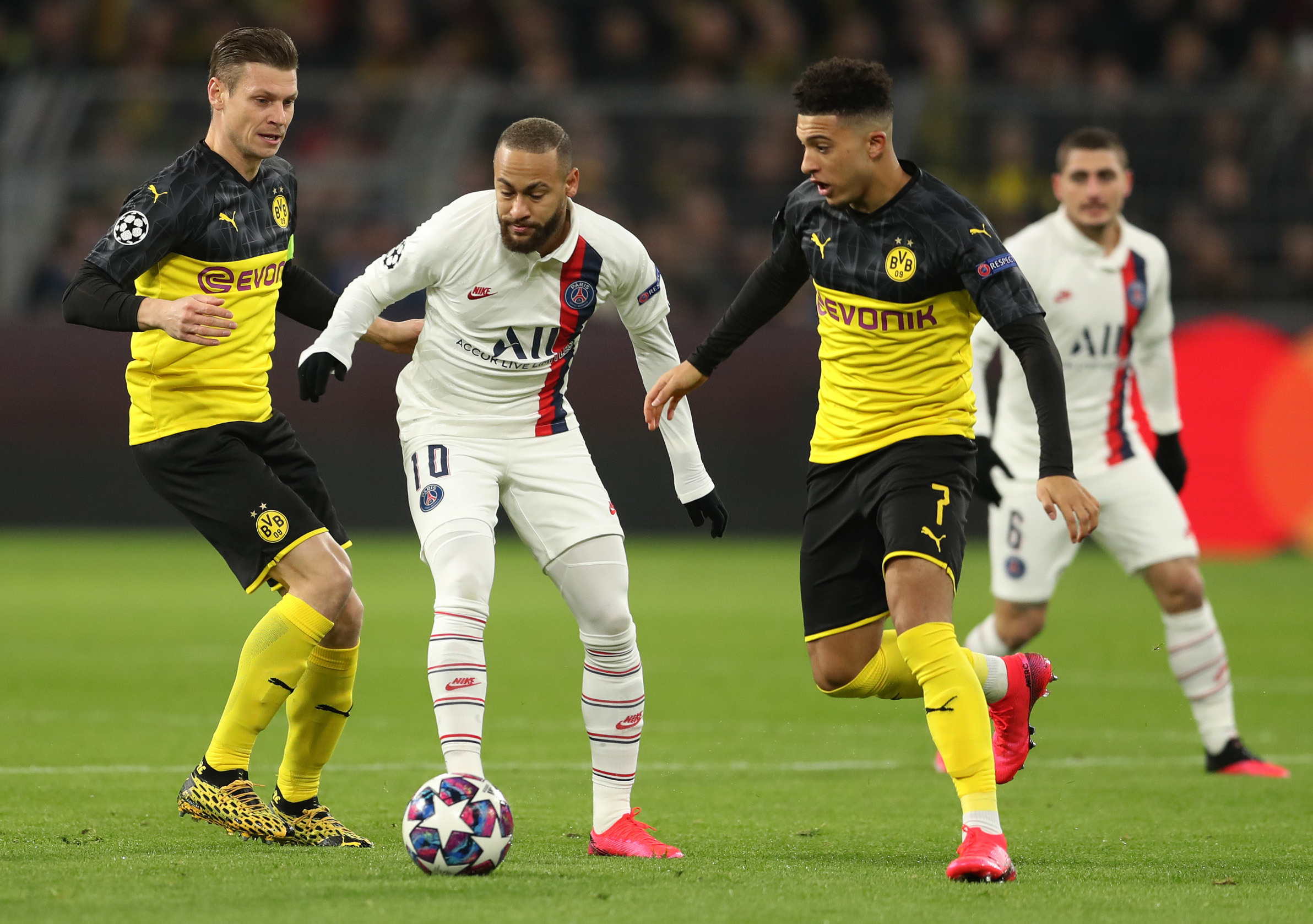 DORTMUND, GERMANY - FEBRUARY 18: Neymar of Paris Saint-Germain is challenged by Lukasz Piszczek and Jadon Sancho of Borussia Dortmund during the UEFA Champions League round of 16 first leg match between Borussia Dortmund and Paris Saint-Germain at Signal Iduna Park on February 18, 2020 in Dortmund, Germany. (Photo by Lars Baron/Bongarts/Getty Images)