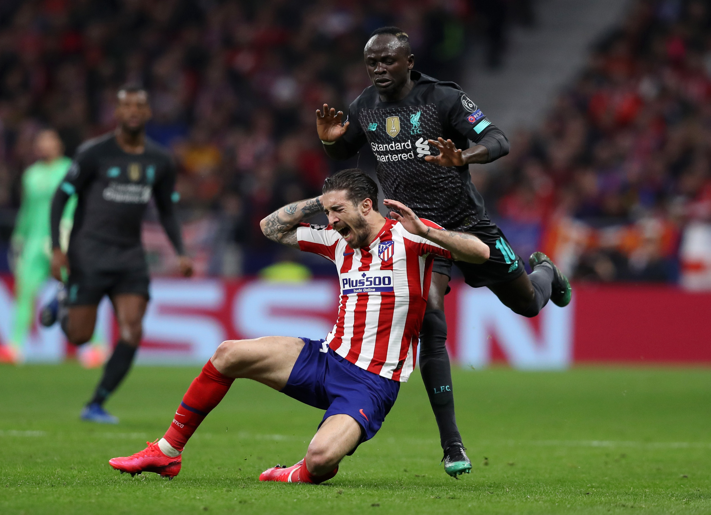 MADRID, SPAIN - FEBRUARY 18: Sime Vrsaljko of Atletico Madrid is challenged by Sadio Mane of Liverpool during the UEFA Champions League round of 16 first leg match between Atletico Madrid and Liverpool FC at Wanda Metropolitano on February 18, 2020 in Madrid, Spain. (Photo by Angel Martinez/Getty Images)
