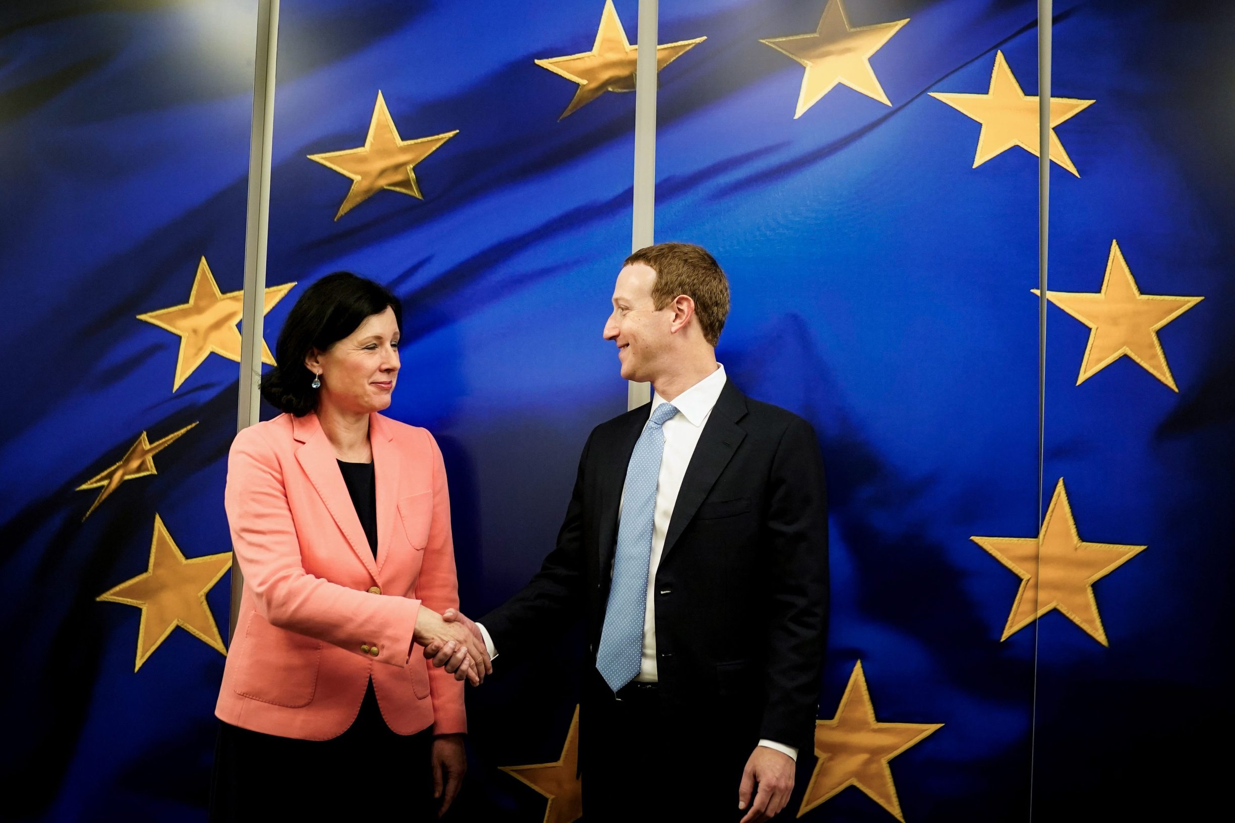 Potpredsjednica Europske komisije zadužena za zaštitu europskih vrijednosti i transparentnost Vera Jourova (lijevo) i izvršni direktor Facebooka Mark Zuckerberg
