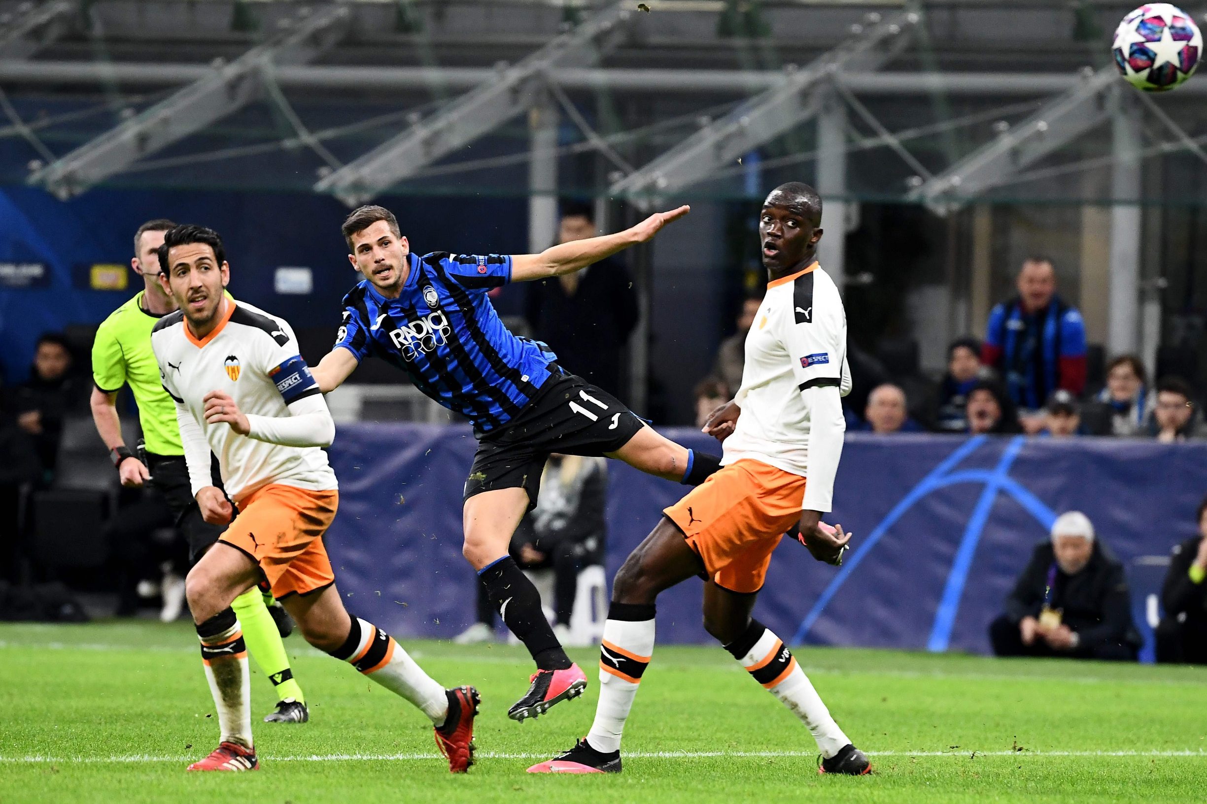 Atalanta's Swiss midfielder Remo Freuler (C) shoots to score his team's third goal during the UEFA Champions League round of 16 first leg football match Atalanta Bergamo vs Valencia on February 19, 2020 at the San Siro stadium in Milan. (Photo by Vincenzo PINTO / AFP)