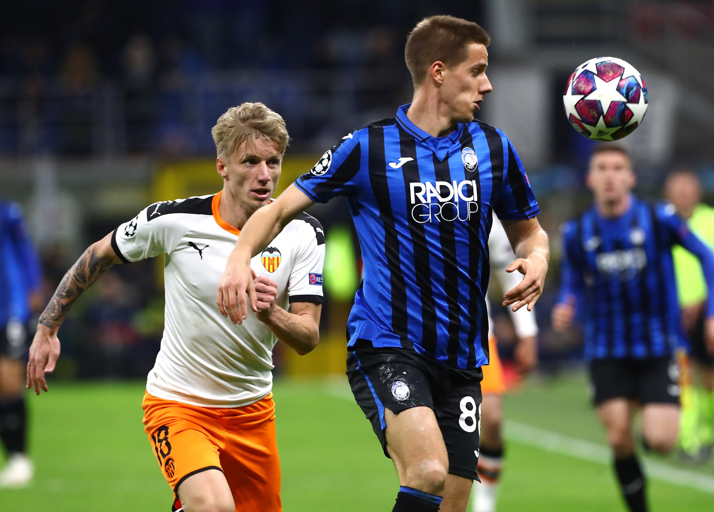 MILAN, ITALY - FEBRUARY 19: Mario Pasalic (R) of Atalanta competes for the ball with Daniel Wass (L) of Valencia CF during the UEFA Champions League round of 16 first leg match between Atalanta and Valencia CF at San Siro Stadium on February 19, 2020 in Milan, Italy. (Photo by Marco Luzzani/Getty Images)