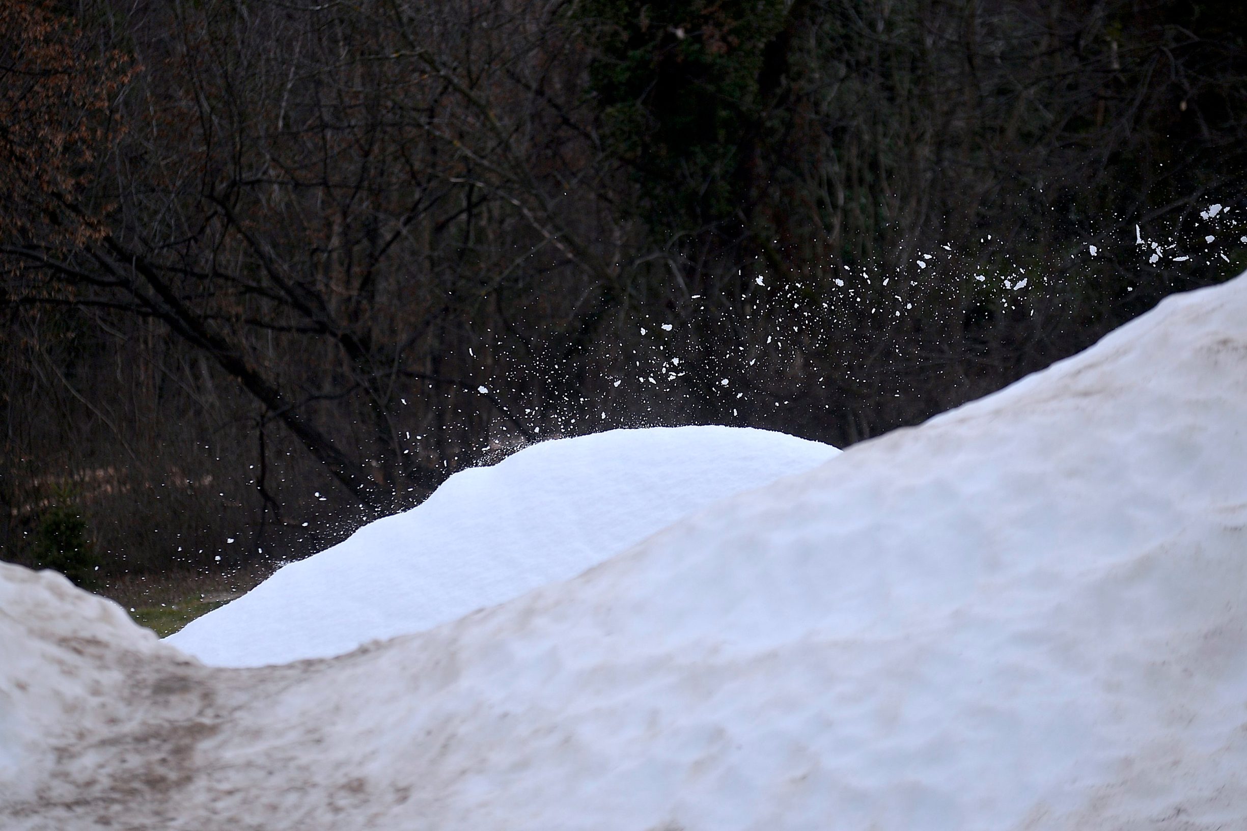 Zagreb, 020220. 
Cmrok.
Strojevi za snijeg rade iako je temperatura zraka u gradu oko 17C.
Foto: Damir Krajac / CROPIX

