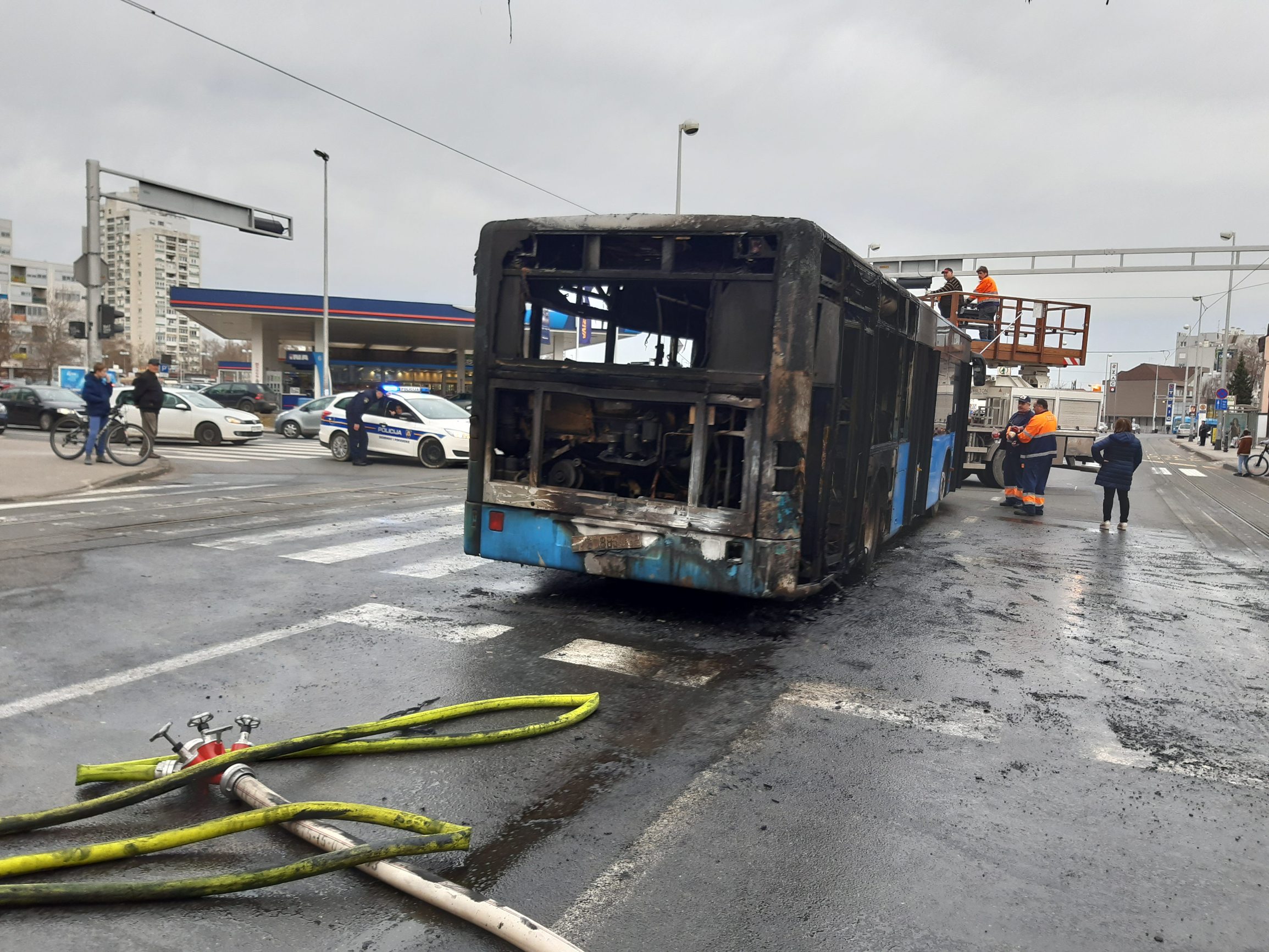 Zagreb, 020220.
Avenija Dubrava.
ZET-ov autobus potpuno izgorio u pozaru. Obustvaljen je sav autobusni i tramvajski promet.
Foto: CROPIX