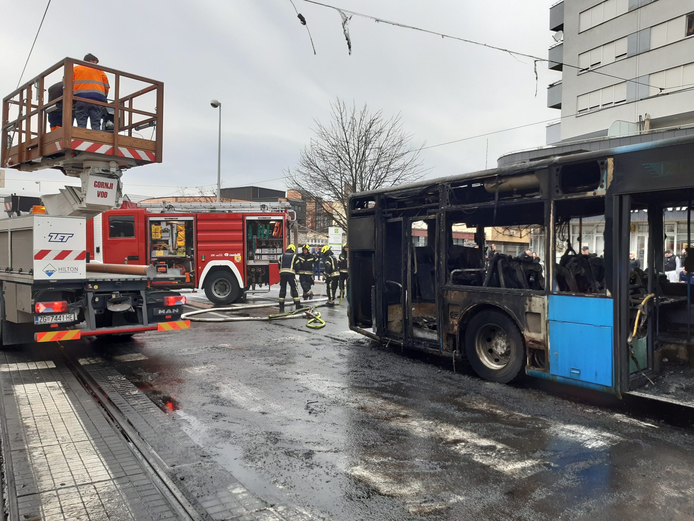 Zagreb, 020220.
Avenija Dubrava.
ZET-ov autobus potpuno izgorio u pozaru. Obustvaljen je sav autobusni i tramvajski promet.
Foto: CROPIX