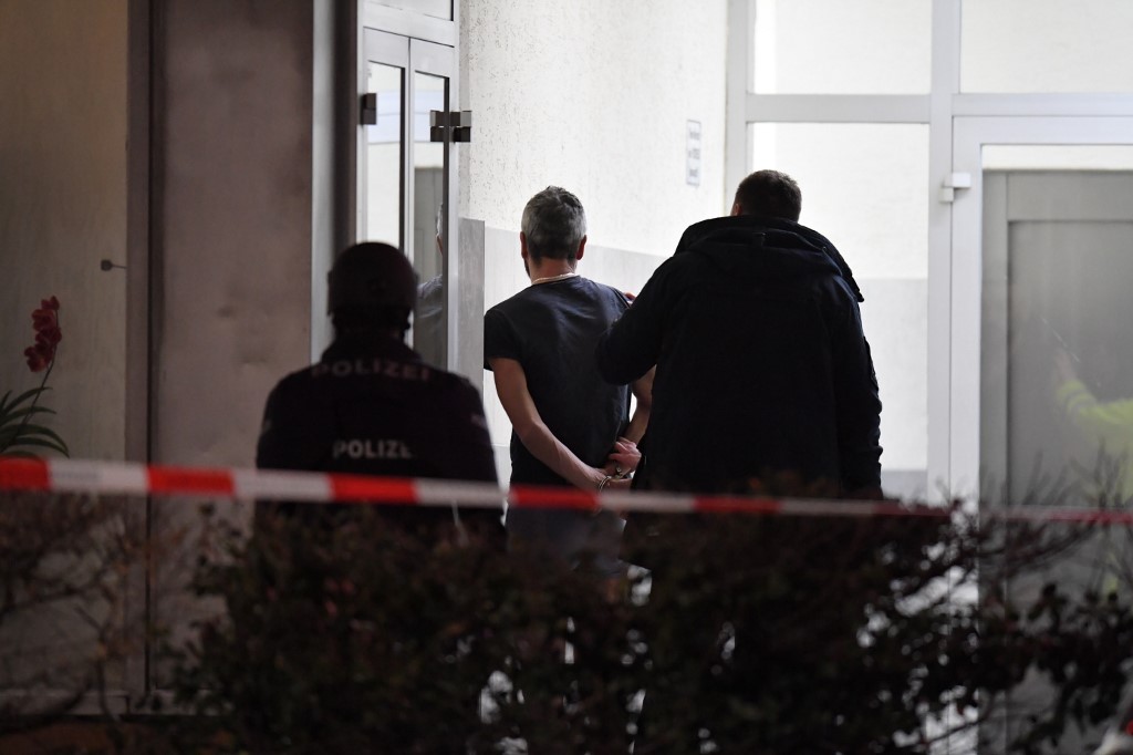 20 February 2020, Hessen, Hanau: Cops are arresting a suspect. Several people have been killed by gunshots in Hanau, Hesse. Photo: Boris R�ssler/dpa