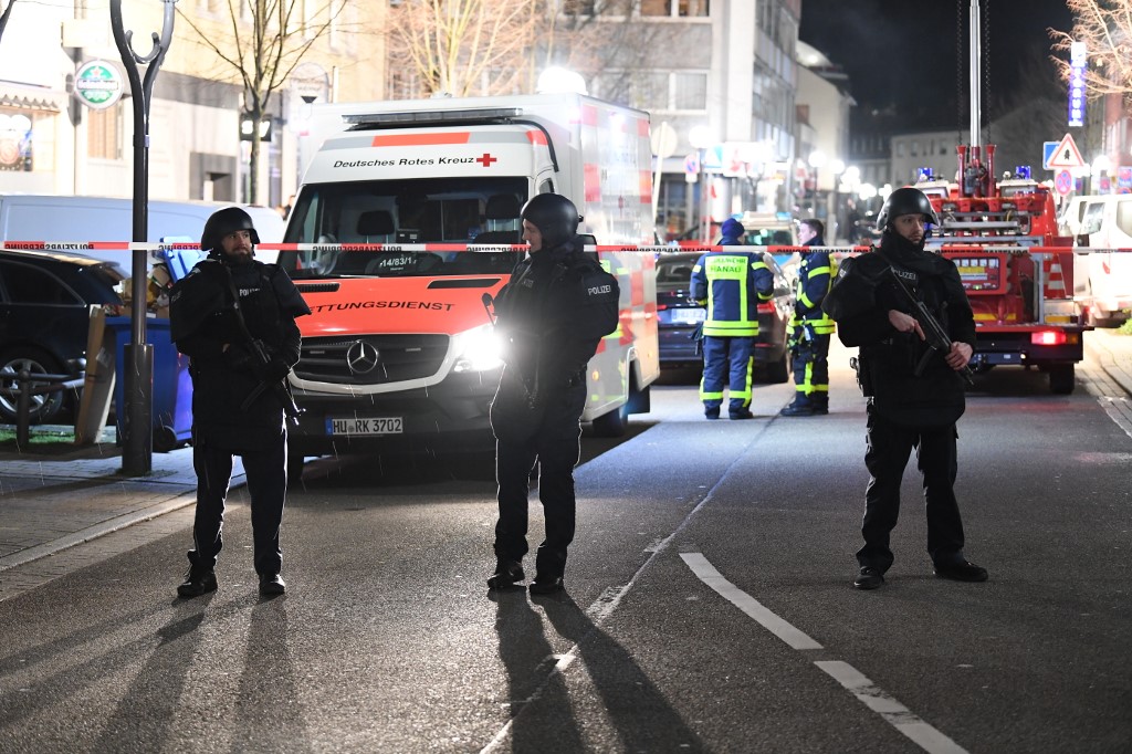 20 February 2020, Hessen, Hanau: Police and rescue services are on duty in the Heumarkt district. Several people have been killed by gunshots in Hanau, Hesse. Photo: Boris R�ssler/dpa