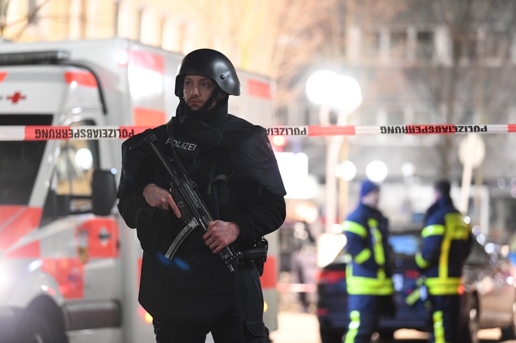 20 February 2020, Hessen, Hanau: Police and rescue services are on duty in the Heumarkt district. Several people have been killed by gunshots in Hanau, Hesse. Photo: Boris R�ssler/dpa