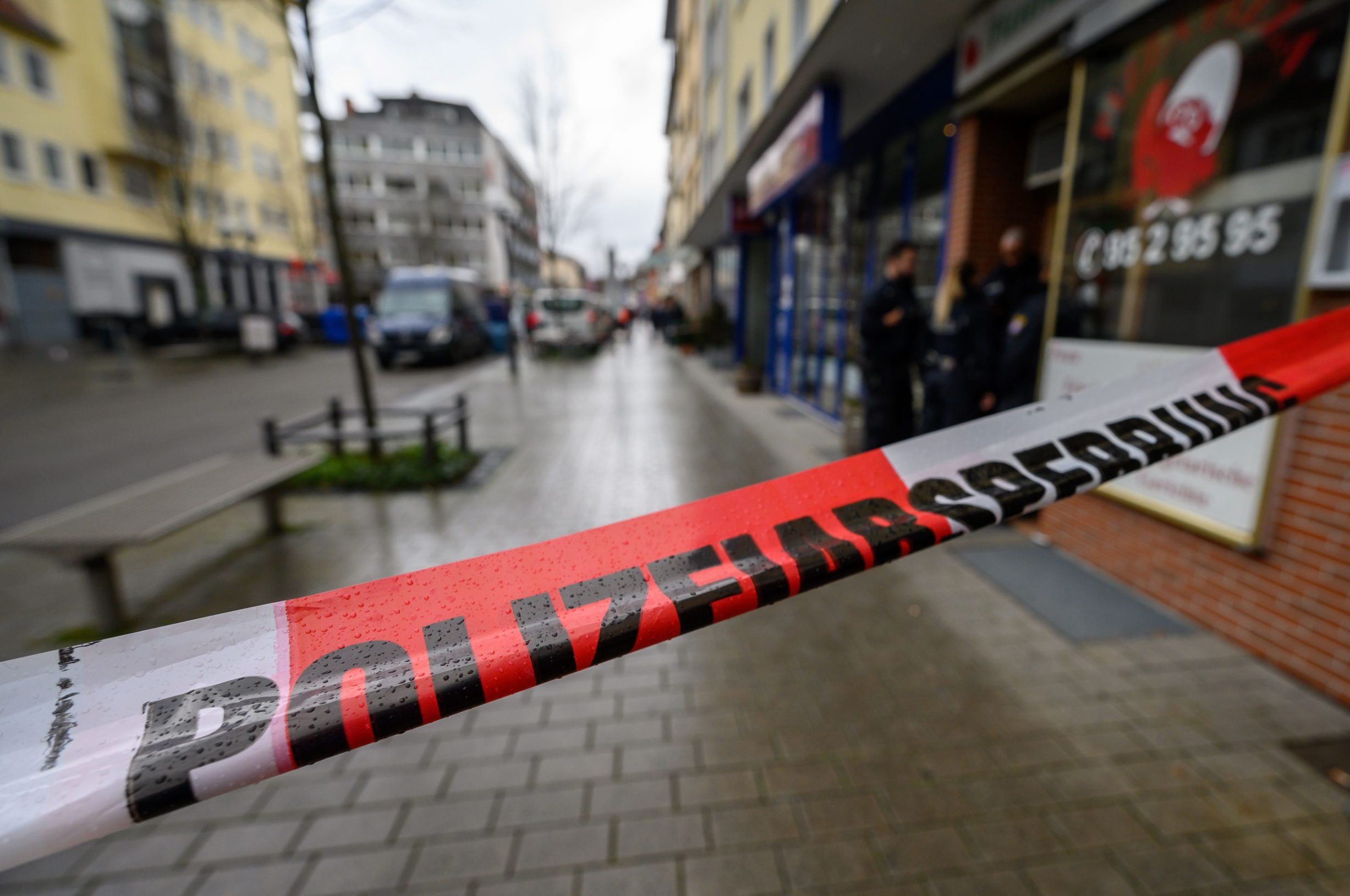 Police oficers secure a crime scene behind a police cordon in front of a bar at the Heumarkt in the centre of Hanau, near Frankfurt am Main, western Germany, on February 20, 2020, after at least nine people were killed in two shootings late on February 19, 2020. - The suspect in two shootings in Germany that killed at least nine people was found dead at home, police said on February 20, 2020. At least nine people were killed in two shootings late on February 19 in Hanau, near the German city of Frankfurt. (Photo by PATRICK HERTZOG / AFP)