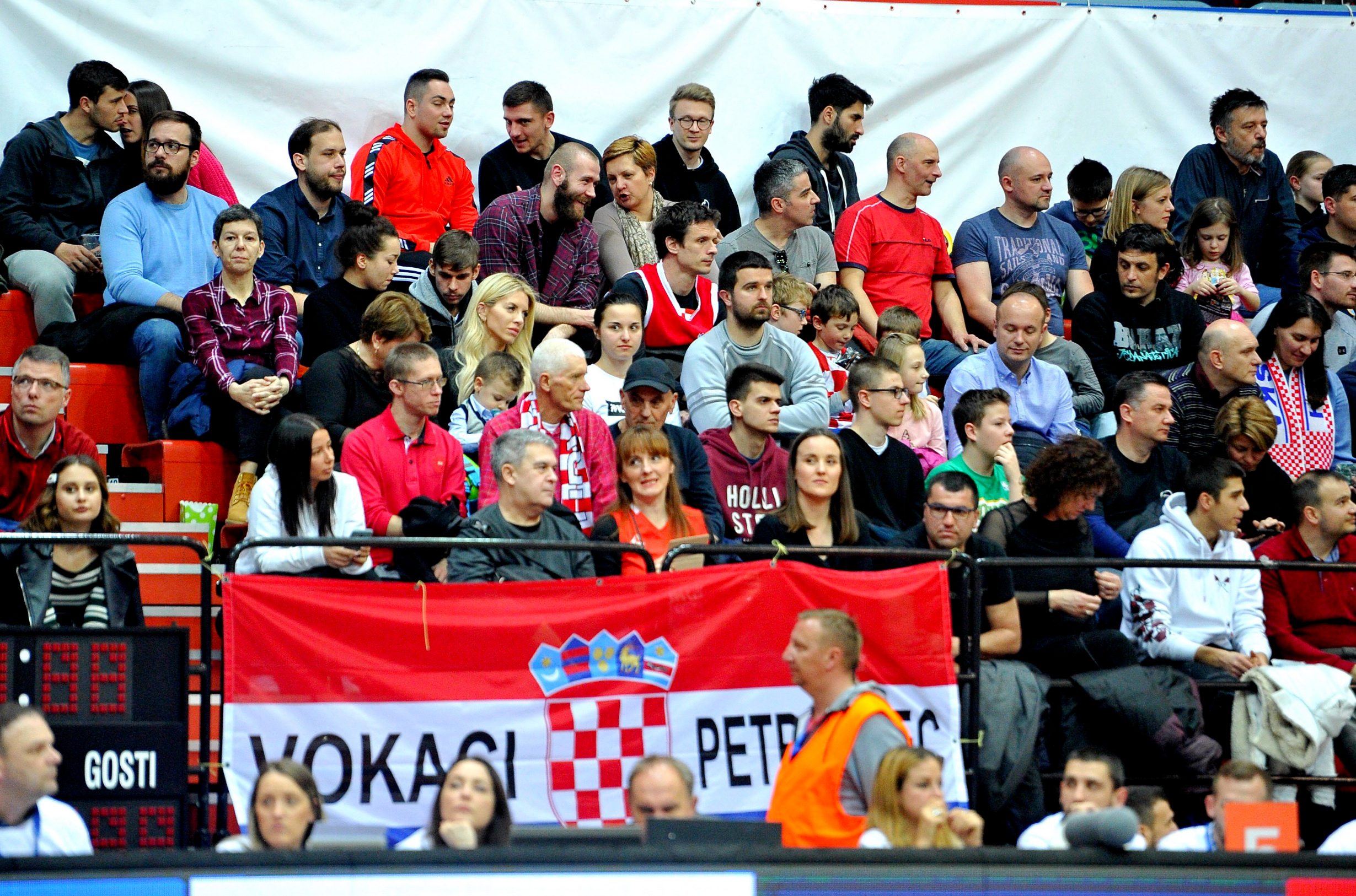 Zagreb, 210220.
KC Drazen Petrovic.
Kvalifikacijska utakmica za Eurobasket 2021, Hrvatska -Svedska.
Na fotografiji: navijaci.
Foto: Srdjan Vrancic / CROPIX