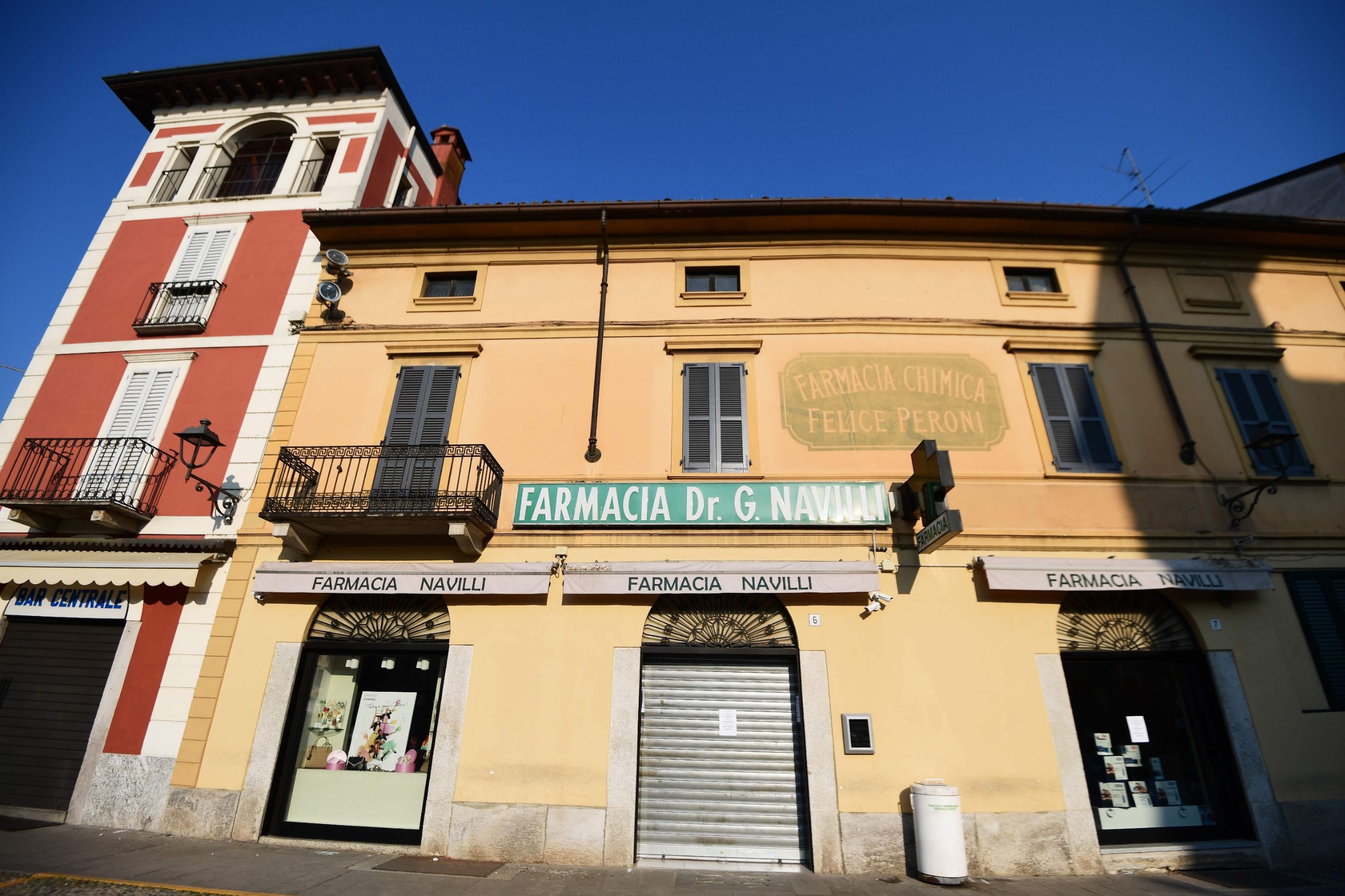 A closed pharmacy is pictured in Codogno, southeast of Milan, on February 22, 2020. - An Italian man became the first European to die after being infected with the coronavirus on February 21, just hours after 10 towns in the country were locked down following a flurry of new cases. (Photo by Miguel MEDINA / AFP)
