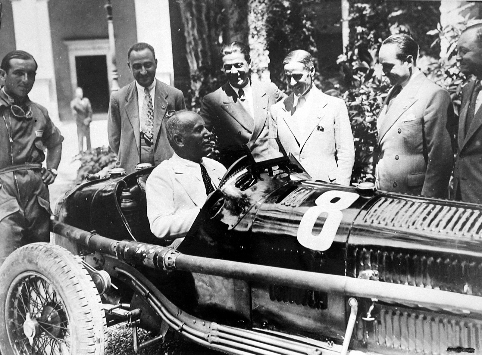 Mussolini al volante di un'Alfa Romeo da competizione. Al centro Prospero Gianferrari.