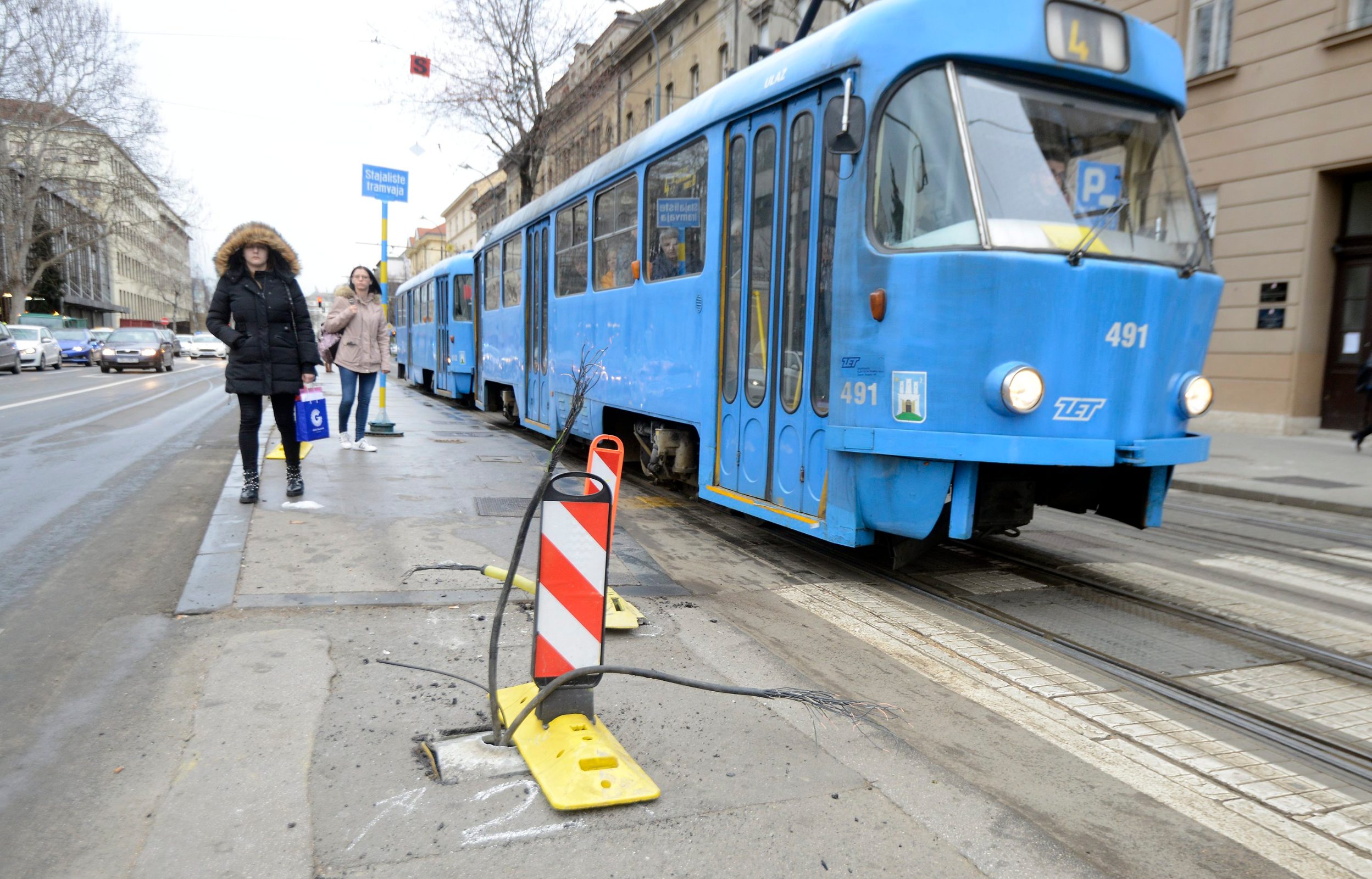 Zagreb, 240220.
Zbog prometne nezgode u Branimirovoj ulici, tramvajski promet je bio obustavljen te preusmjeren. Unisten je semafor i zid na tramvajskoj postaji.
Foto: Bruno Konjevic / CROPIX