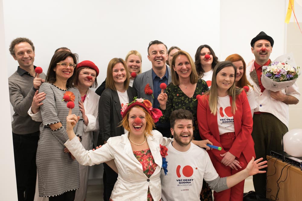 Udruga CRVENI NOSOVI dio je međunarodne organizacije RED NOSES Clowndoctors, a certificirani klaunovidoktori svoje umijeće za izvedbene umjetnosti u bolnicama i socijalnim ustanovama usavršavaju na radionicama u Hrvatskoj te na Međunarodnoj školi humora u Beču