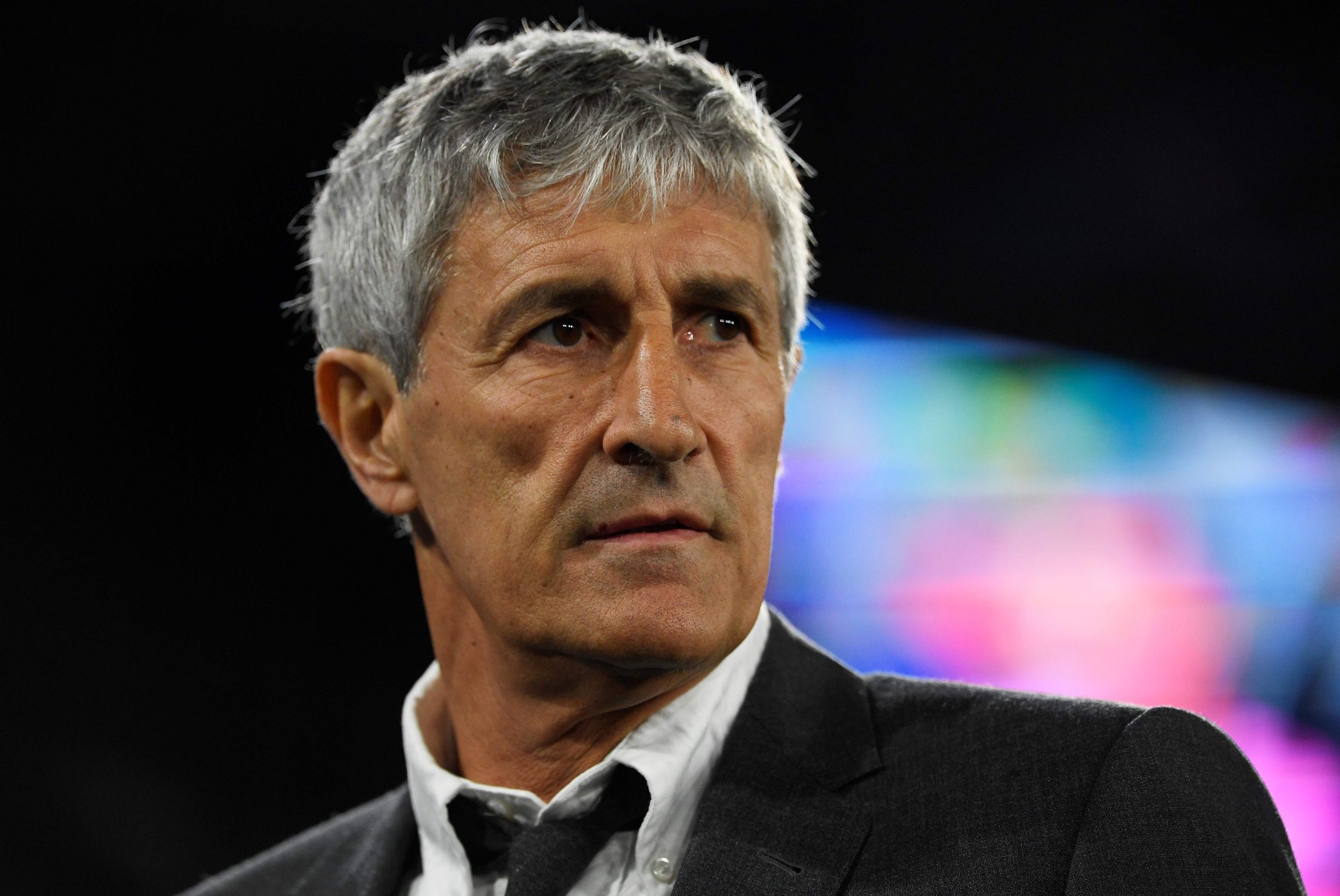 Barcelona's Spanish head coach Quique Setien looks on prior to the  UEFA Champions League round of 16 first-leg football match between SSC Napoli and FC Barcelona at the San Paolo Stadium in Naples on February 25, 2020. (Photo by Filippo MONTEFORTE / AFP)