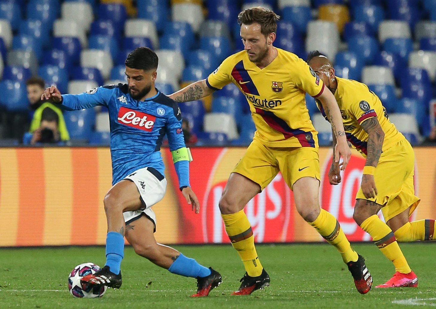 Napoli's Italian forward Lorenzo Insigne (L) vies for the ball with Barcelona's Croatian midfielder Ivan Rakitic (C) and Barcelona's Chilean midfielder Arturo Vidal (R) during the UEFA Champions League round of 16 first-leg football match between SSC Napoli and FC Barcelona at the San Paolo Stadium in Naples on February 25, 2020. (Photo by CARLO HERMANN / AFP)