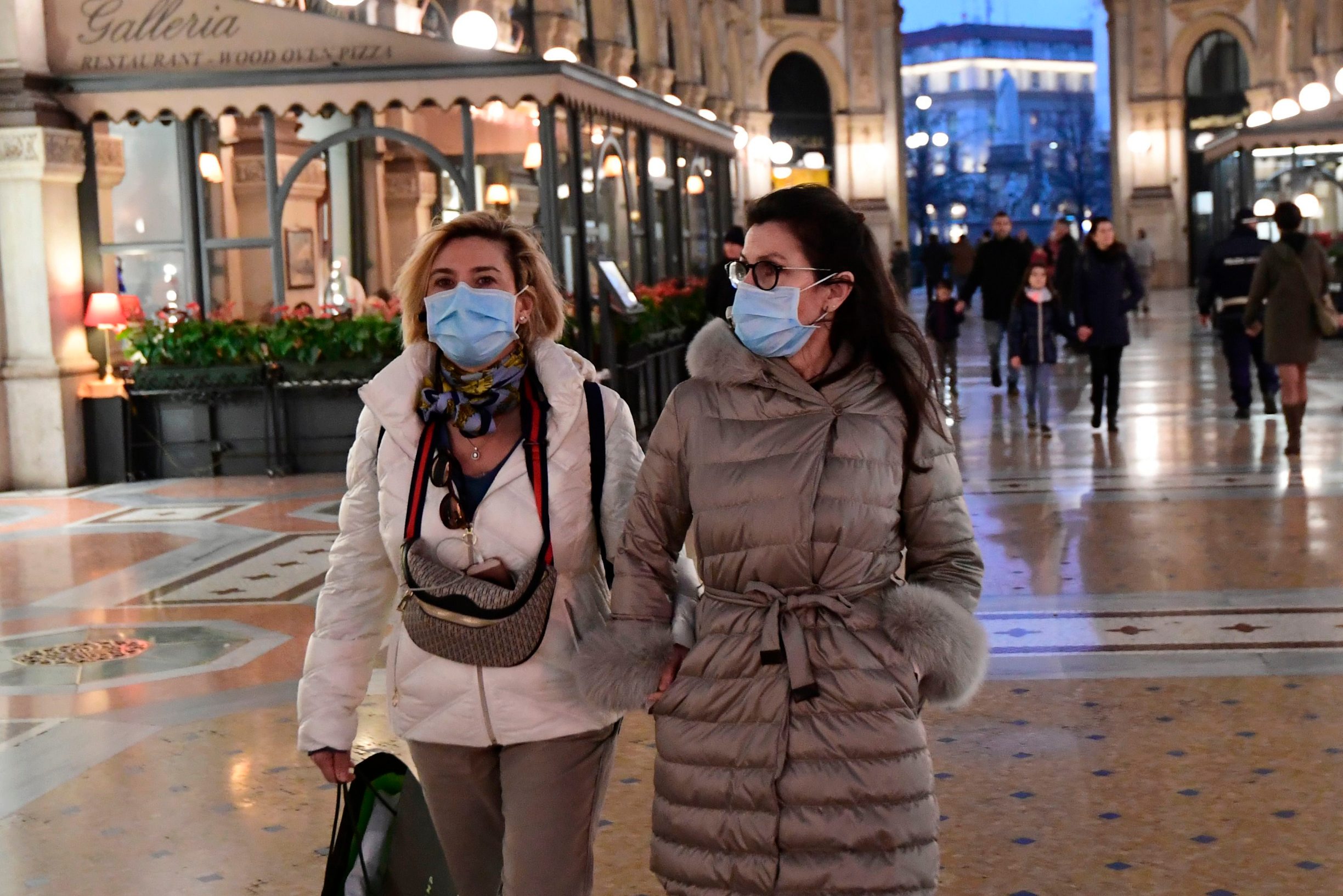 Ilustracija, ljudi nose maske kao preventivnu mjeru protiv koronavirusa