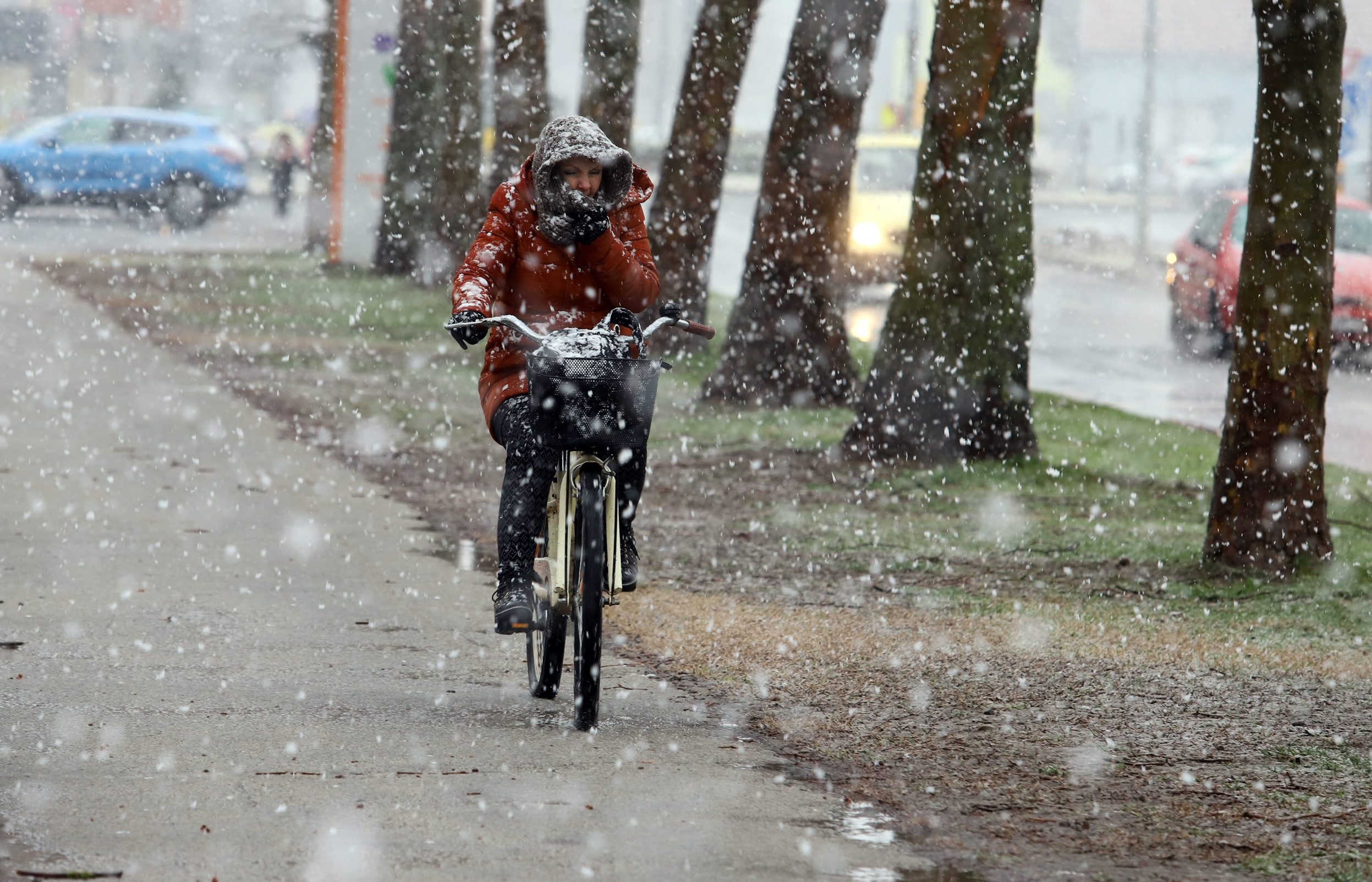 Varazdin, 260220.
Jutarnju kisu u poslijepodnevnim satima zamjenio je gust snijeg na podrucju Varazdina.
Foto: Zeljko Hajdinjak / CROPIX