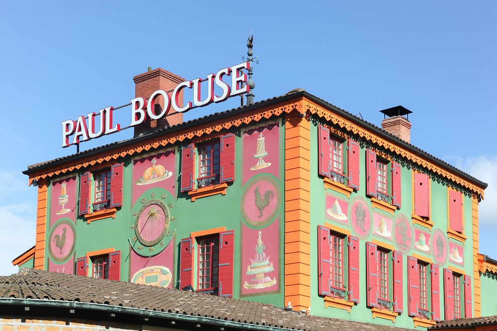 Ova neobično oslikana zgrada Ipak nije hram slobodnih zidara, nego lyonski restoran Paula Bocusea, velikog chefa francuske visoke kuhinje i, prema vlastitom priznanju, člana masonske lože