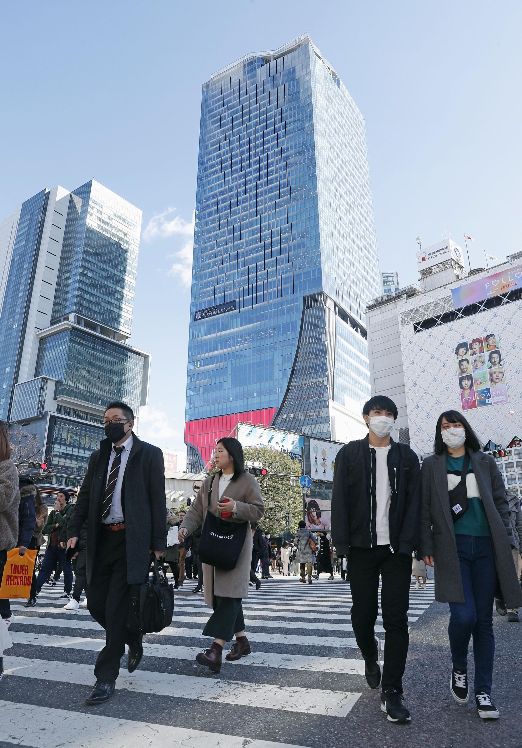 People wear masks at a crossroads in Tokyo's Shibuya Ward on Feb. 27, 2020, amid the spread of the new coronavirus.  (Kyodo)
==Kyodo, Image: 501404776, License: Rights-managed, Restrictions: , Model Release: no, Credit line: Kyodo/Newscom / Newscom / Profimedia