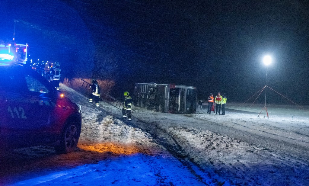 27 February 2020, Baden-Wuerttemberg, Tomerdingen: A coach lies fallen over in a field next to the B10. With snow-smooth road and strong wind the bus came off the road. Eight inmates were slightly injured. Photo: Stefan Puchner/dpa