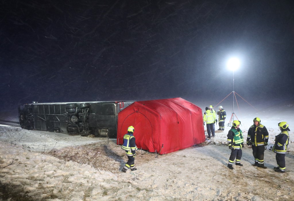 27 February 2020, Baden-Wuerttemberg, Tomerdingen: A coach lies fallen over in a field next to the B10. With snow-smooth road and strong wind the bus came off the road. Eight inmates were slightly injured. (To dpa: 