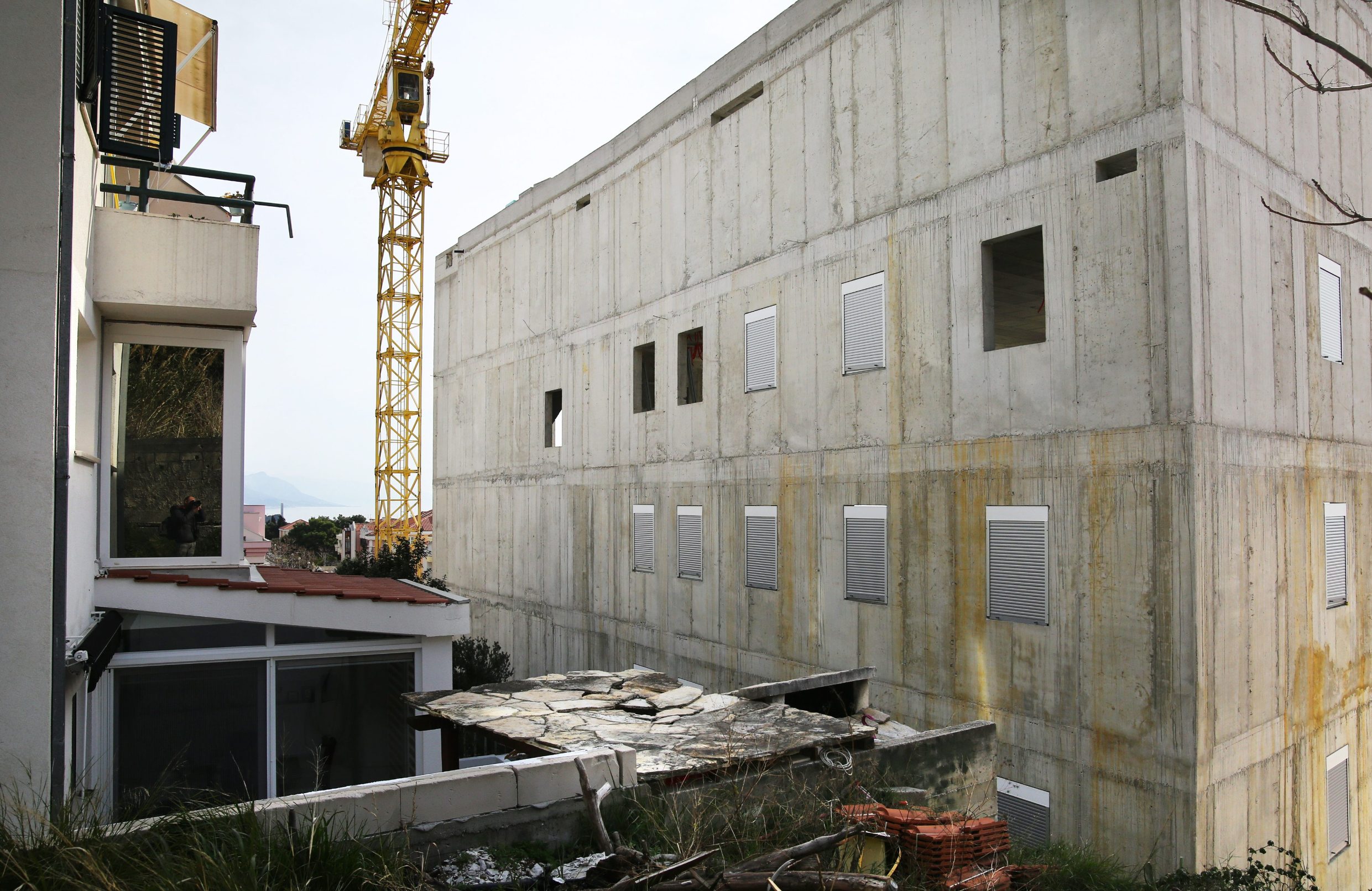 Split, 240220.
Velika betonska zgrada na Mejama u Mihanovicevoj ulici zagradila je okolne stanare.
Zgrada je neproporcionalna visinom u odnosu na ostale kuce i objekte oko nje.
Vlasnik parcele je poduzetnik Baldasar Vukasovic.
Foto: Duje Klaric / CROPIX
