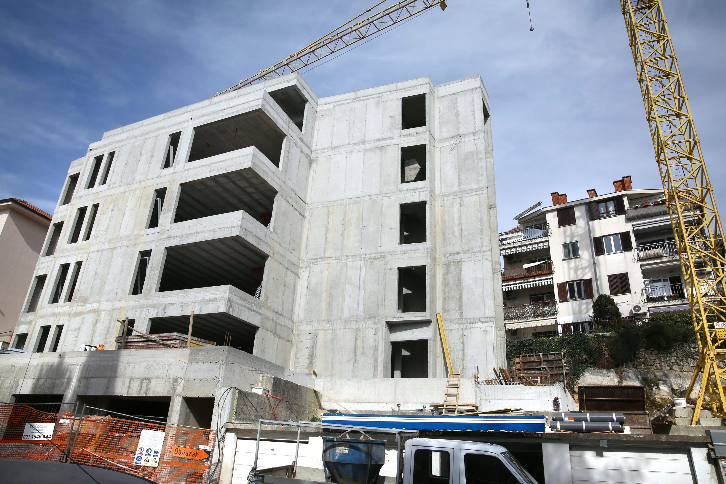 Velika betonska zgrada na Mejama u Mihanovićevoj ulici zagradila je okolne stanare