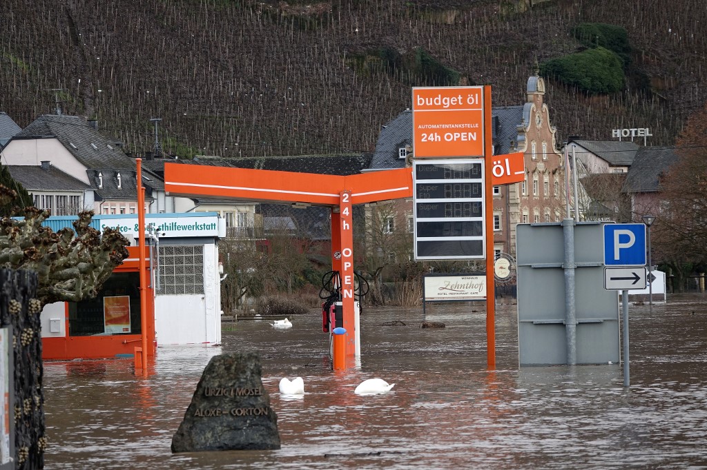 04 February 2020, Rhineland-Palatinate, �rzig: A filling station in �rzig is enclosed by the floods of the Moselle and out of order. The river has flooded several banks, roads along the river are flooded in sections and closed to traffic. Photo: Harald Tittel/dpa