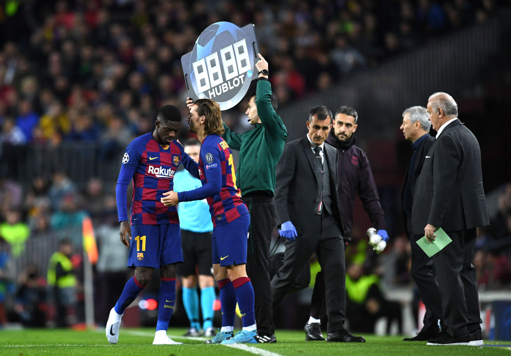 BARCELONA, SPAIN - NOVEMBER 27: Antoine Griezmann of FC Barcelona replaces injured teammate Ousmane Dembele during the UEFA Champions League group F match between FC Barcelona and Borussia Dortmund at Camp Nou on November 27, 2019 in Barcelona, Spain. (Photo by David Ramos/Getty Images)