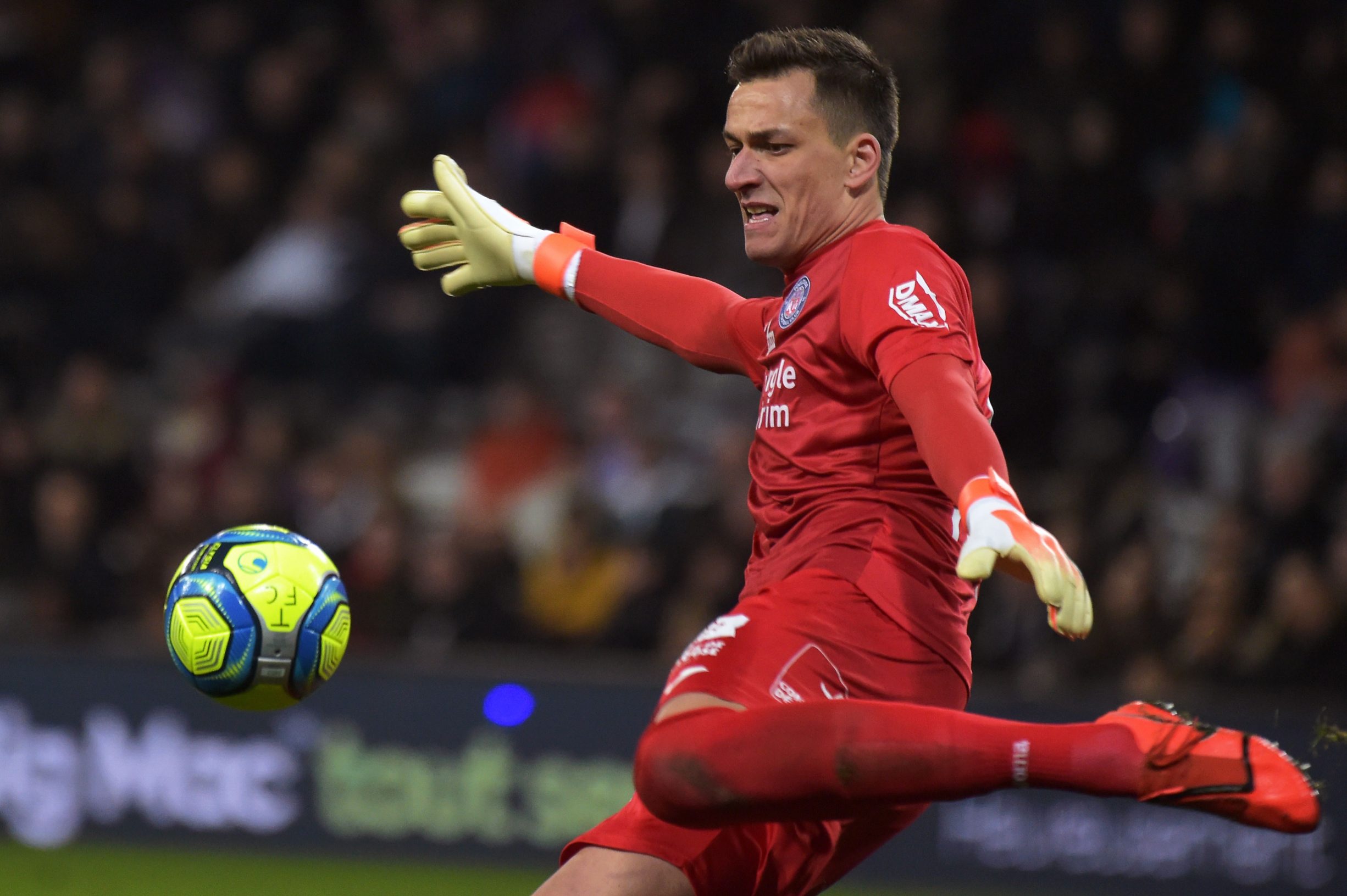 Toulouse's Croatian goalkeeper Lovre Kalinic kicks the ball during the French L1 football match between Toulouse (TFC)  and Strasbourg (RCSA) on February 5, 2020, at the Municipal Stadium in Toulouse, southern France. (Photo by PASCAL PAVANI / AFP)