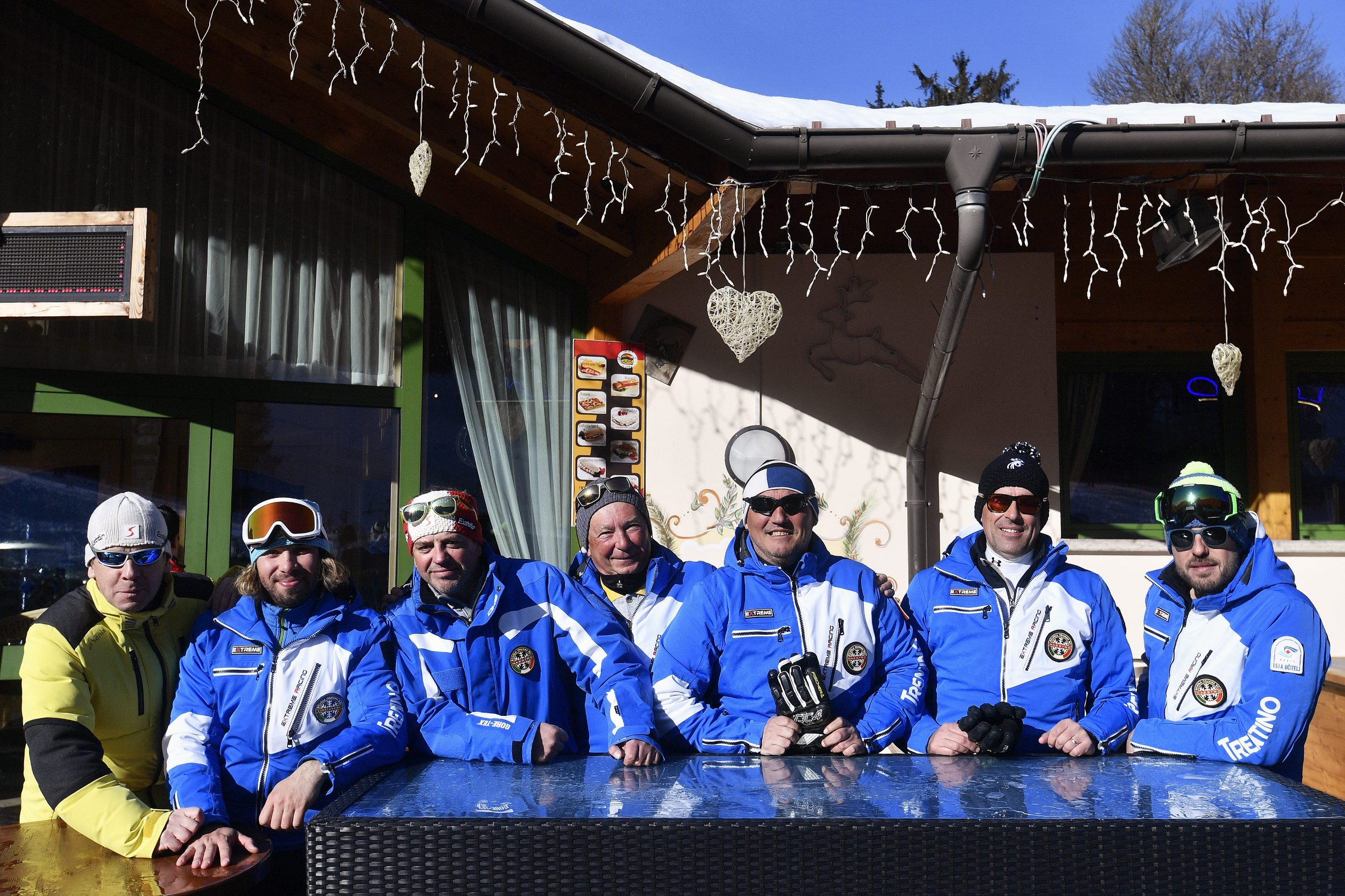 Andalo (Italija), 270120.
Skijaliste Paganella u talijanskim Dolomitima.
Na fotografiji: ucitelji skijanja iz Hrvatske.
Foto: Boris Kovacev / CROPIX