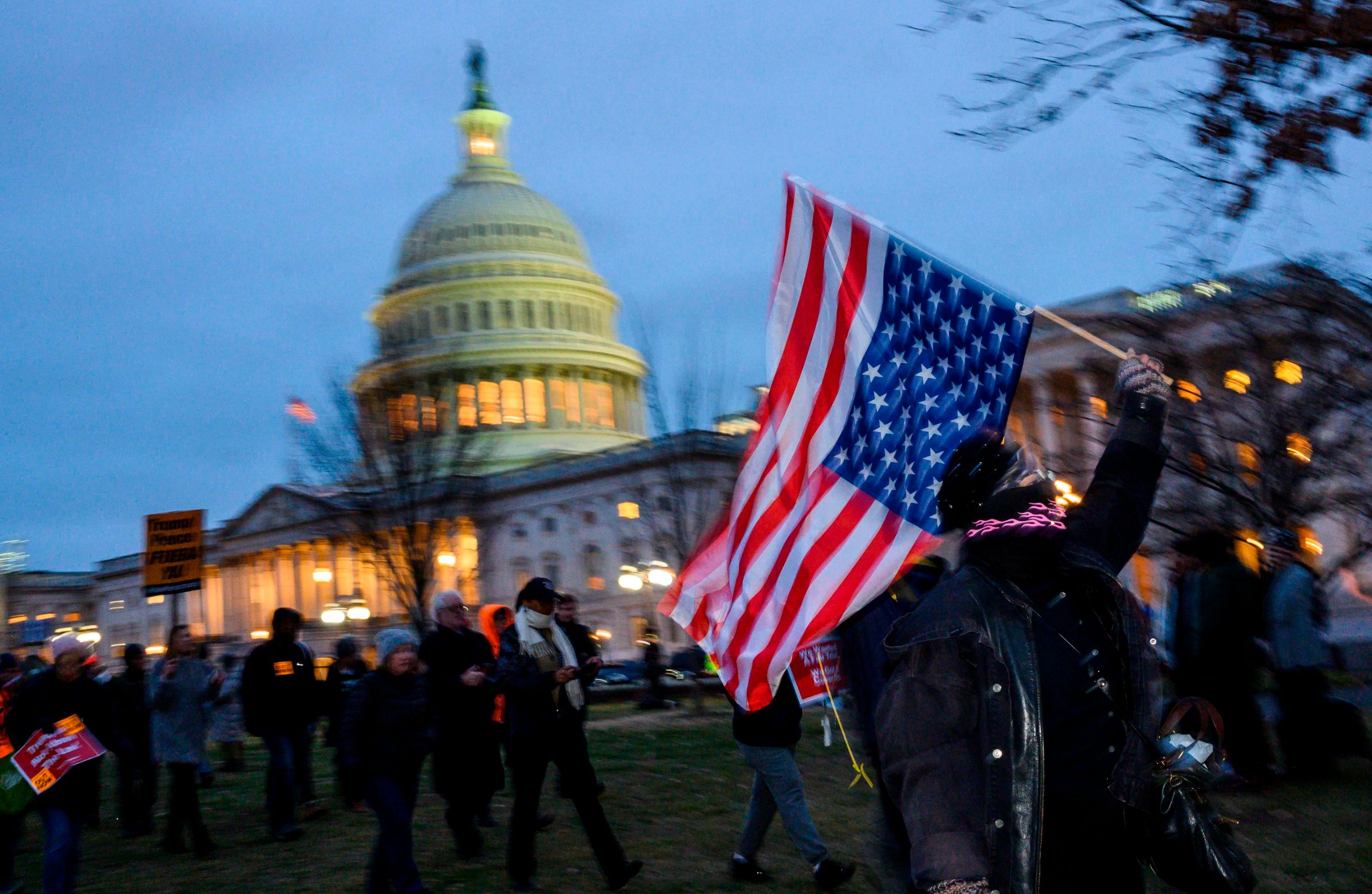 Prosvjednici ispred zgrade američkog Kongresa u Washingtonu nakon objave presude predsjedniku Donaldu Trumpu
