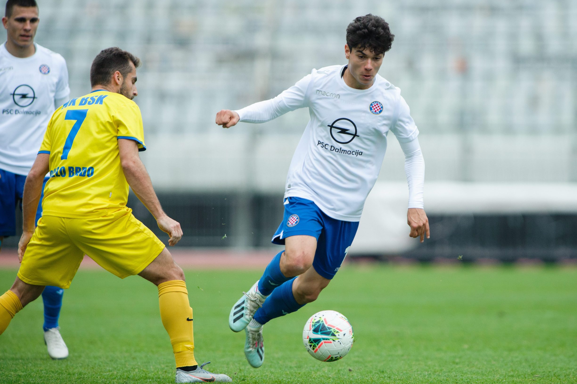 Split, 021219.
Stadion Poljud.
Nogometna utakmica 15. kola Druge HNL, Hajduk ll - BSK .
Na fotografiji: Jakov Blagaic i Luika Muzenjak
Foto: Tom Dubravec / CROPIX