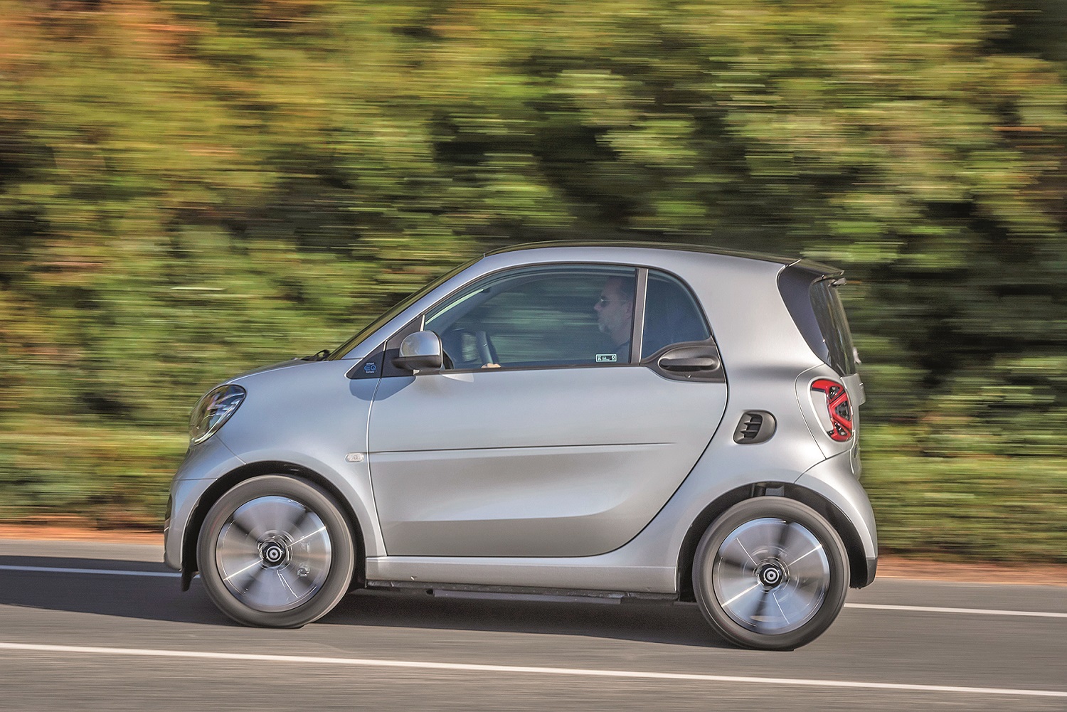 smart EQ fortwo, coupe, cool silver, prime line, interior black fabric with grey topstitching

 
smart EQ fortwo, coupe, Stromverbrauch kombiniert, 4,6 kW-Bordlader, (kWh/100 km), 16,5-15,2; CO2-Emission kombiniert (g/km) 0 // Combined power consumption, 4.6 kW on-board charger, (kWh/100 km), 16.5-15.2; Combined CO2 emissions (g/km) 0
smart EQ fortwo, coupe,  Stromverbrauch kombiniert, 22 kW-Bordlader, (kWh/100 km), 15,2-14,0; CO2-Emission kombiniert (g/km) 0 // Combined power consumption, 22 kW on-board charger, (kWh/100 km), 15.2-14.0; Combined CO2 emissions (g/km) 0

