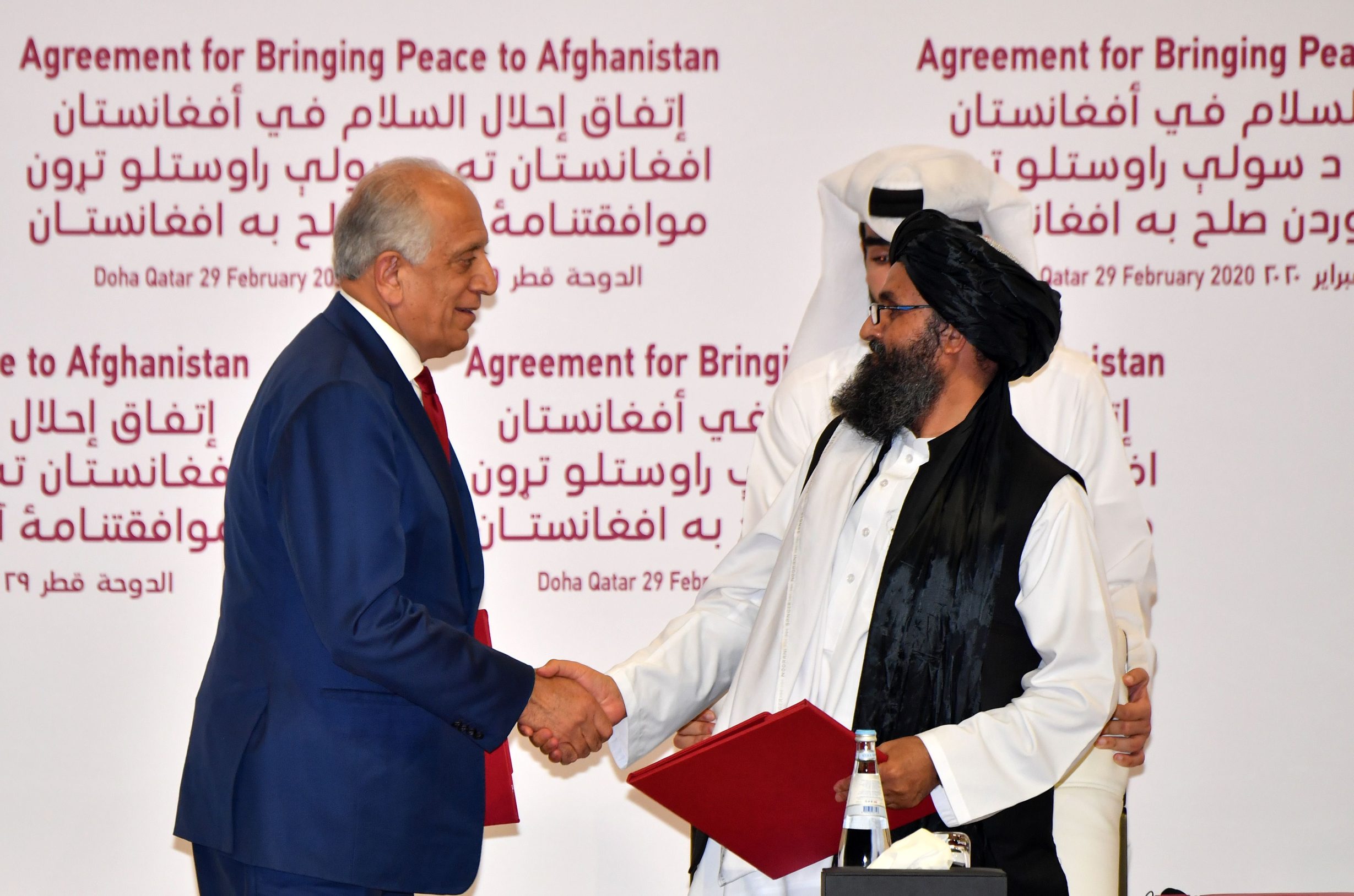 Američki pregovarač Zalmay Khalilzad i politički lider talibana mula Abdul Ghani Baradar nakon potpisivanja sporazuma
