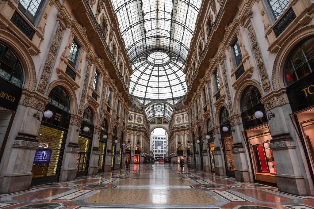 A general view shows a deserted Vittorio Emanuele II galleria shopping mall on March 10, 2020 in Milan. - Italy imposed unprecedented national restrictions on its 60 million people on March 10, 2020 to control the deadly coronavirus, as China signalled major progress in its own battle against the global epidemic. (Photo by Miguel MEDINA / AFP)
