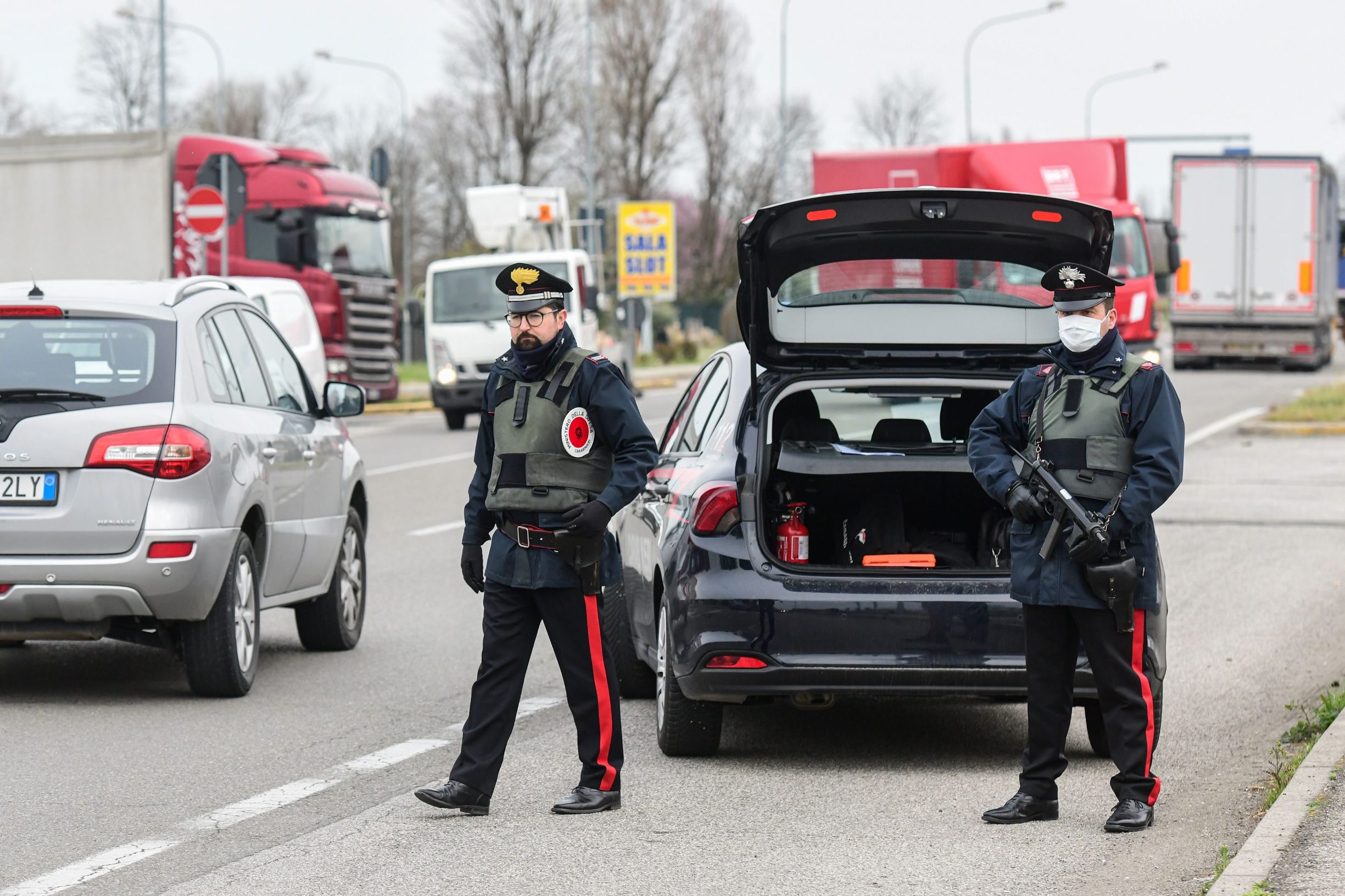 Armed Italian Carabinieri police officers hold a check point at the border between the quarantined provinces of Modena and Bologna on March 9, 2020 in Valsamoggia near Bologna, as Italy is battling the world's second-most deadly virus outbreak after China and has imposed a virtual lockdown on the north of the country. (Photo by Piero CRUCIATTI / AFP)